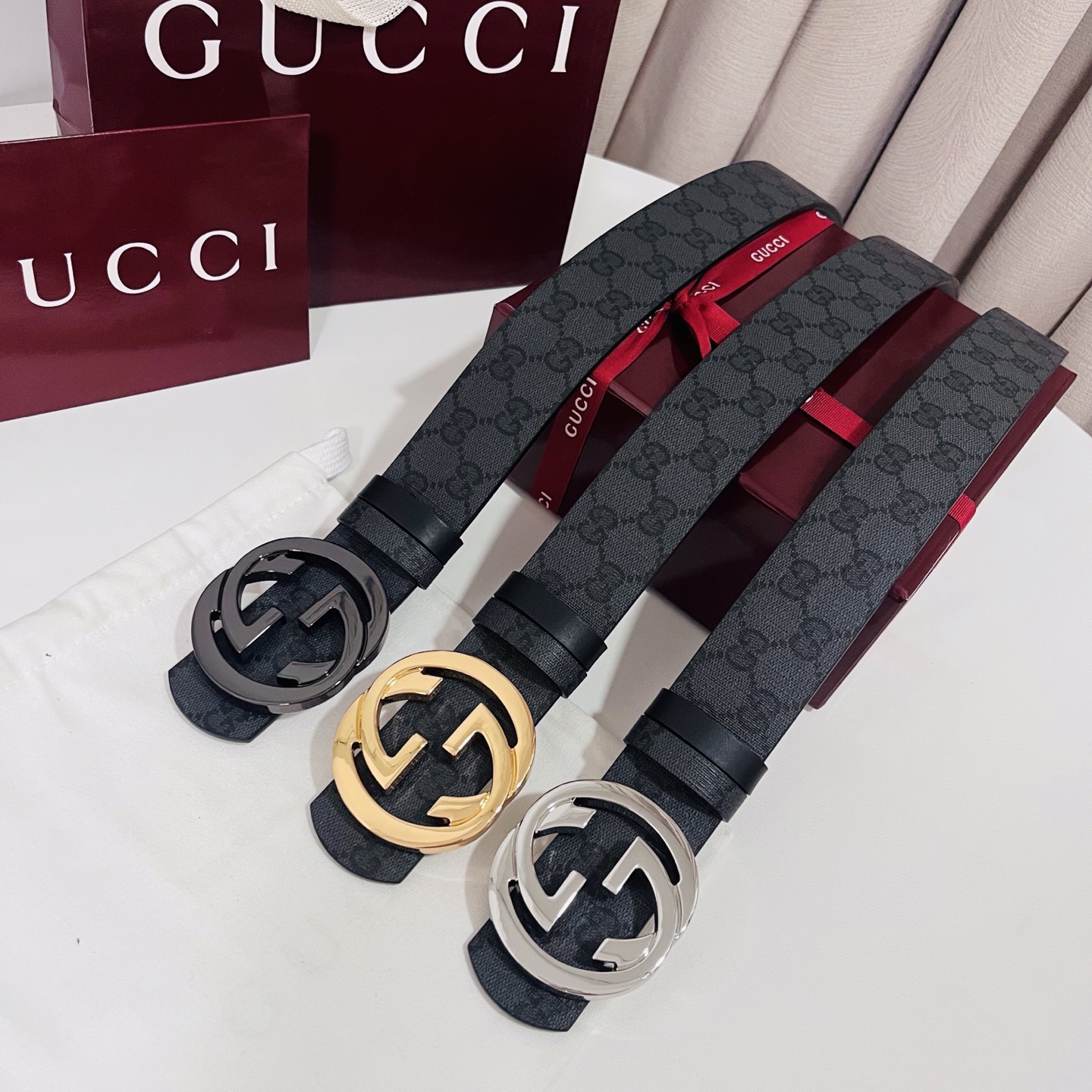 新款 Generation Gucci古驰世代系列深入探索品牌的典藏元素，将不同世代的设计融合为统一的美