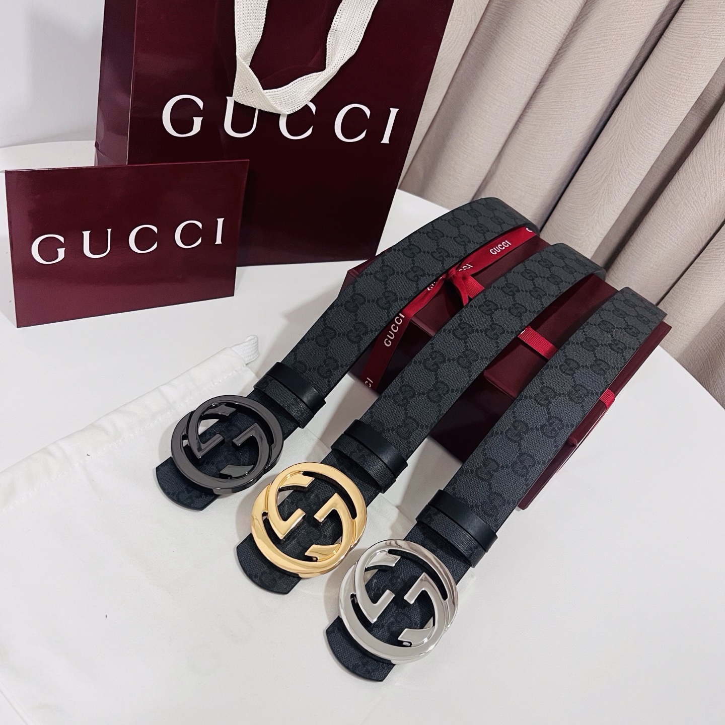 新款 Generation Gucci古驰世代系列深入探索品牌的典藏元素，将不同世代的设计融合为统一的美