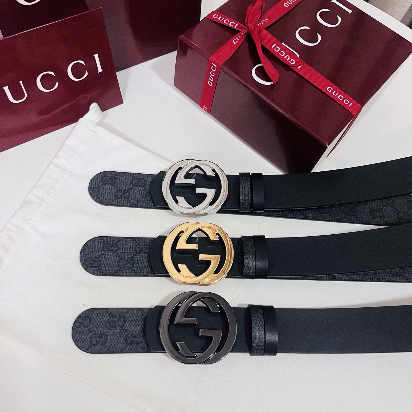 新款 Generation Gucci古驰世代系列深入探索品牌的典藏元素，将不同世代的设计融合为统一的美