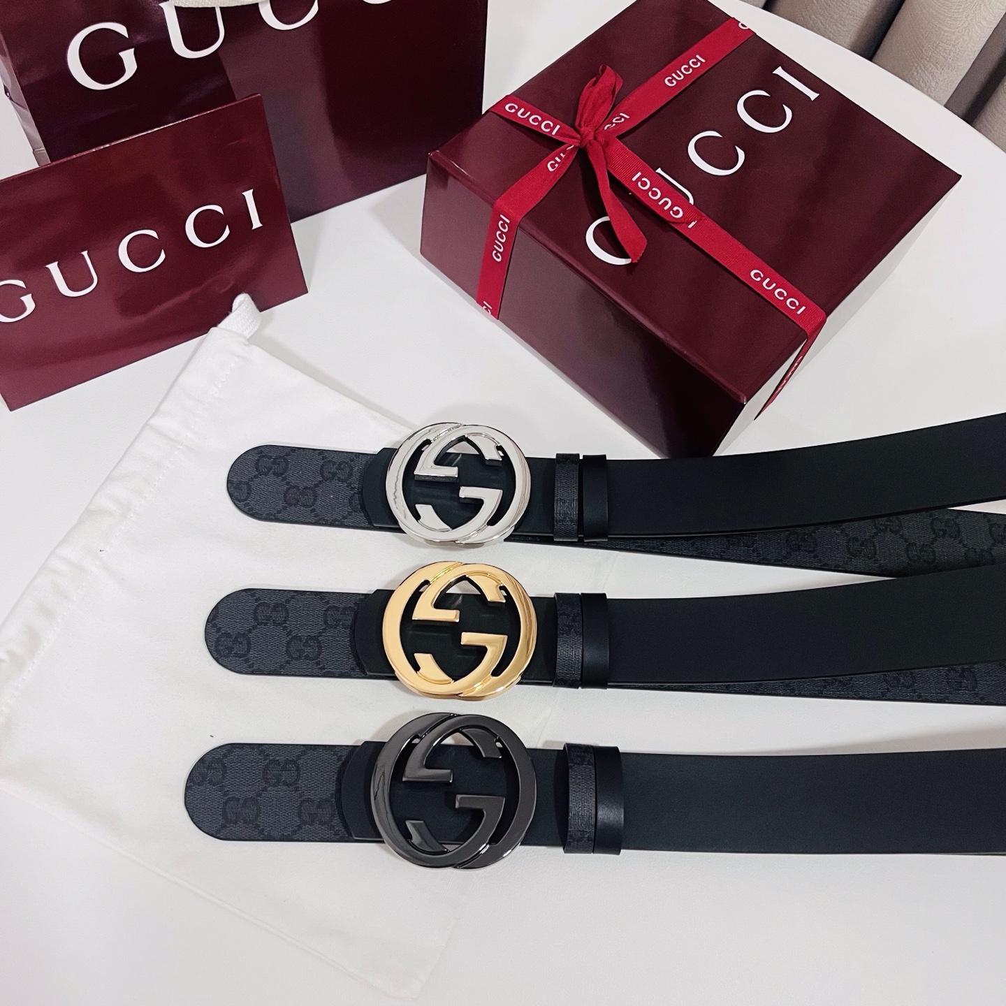 新款 Generation Gucci古驰世代系列深入探索品牌的典藏元素，将不同世代的设计融合为统一的美