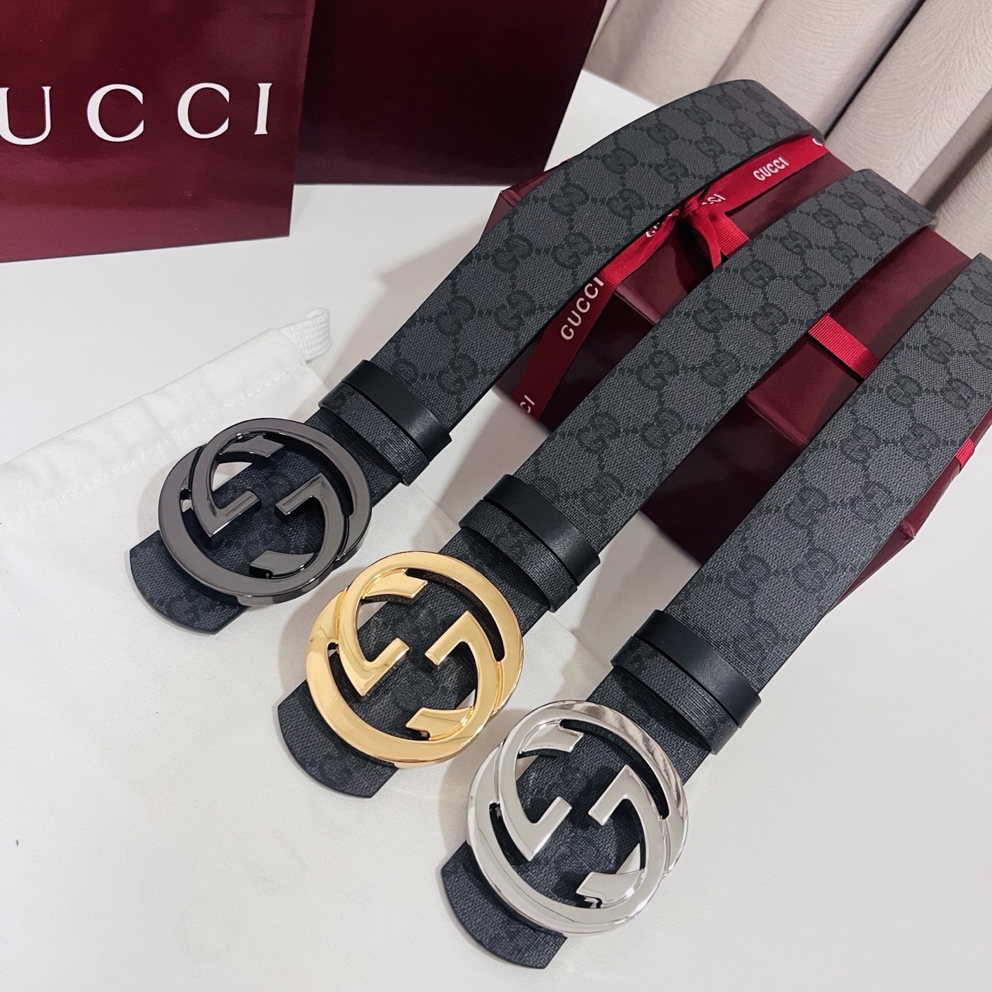 新款 Generation Gucci古驰世代系列深入探索品牌的典藏元素，将不同世代的设计融合为统一的美