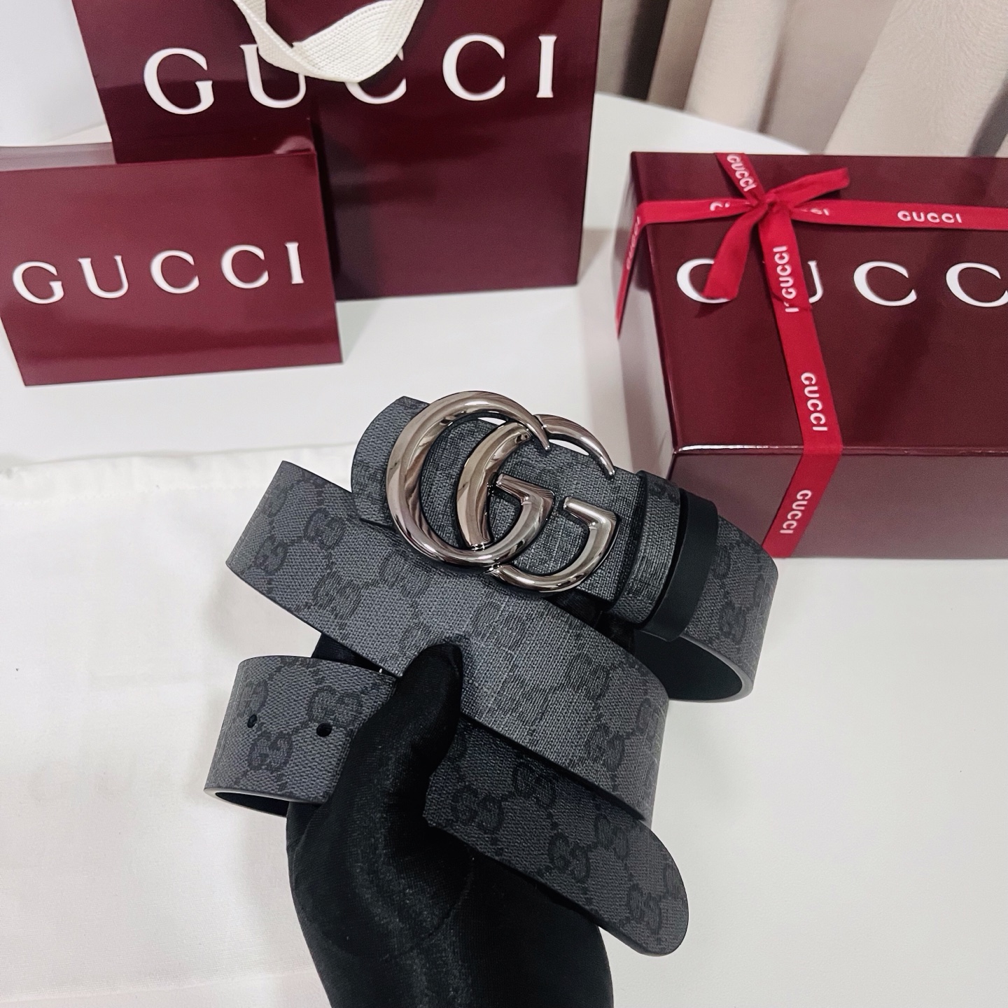 新款 Generation Gucci古驰世代系列深入探索品牌的典藏元素，将不同世代的设计融合为统一的美