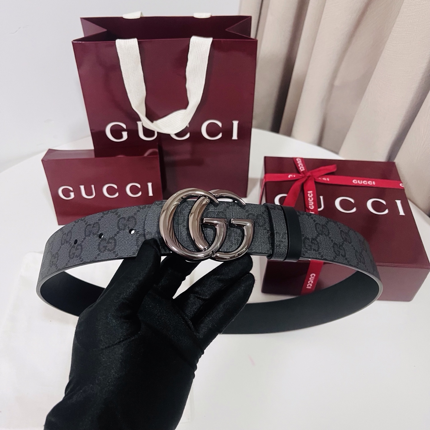 新款 Generation Gucci古驰世代系列深入探索品牌的典藏元素，将不同世代的设计融合为统一的美