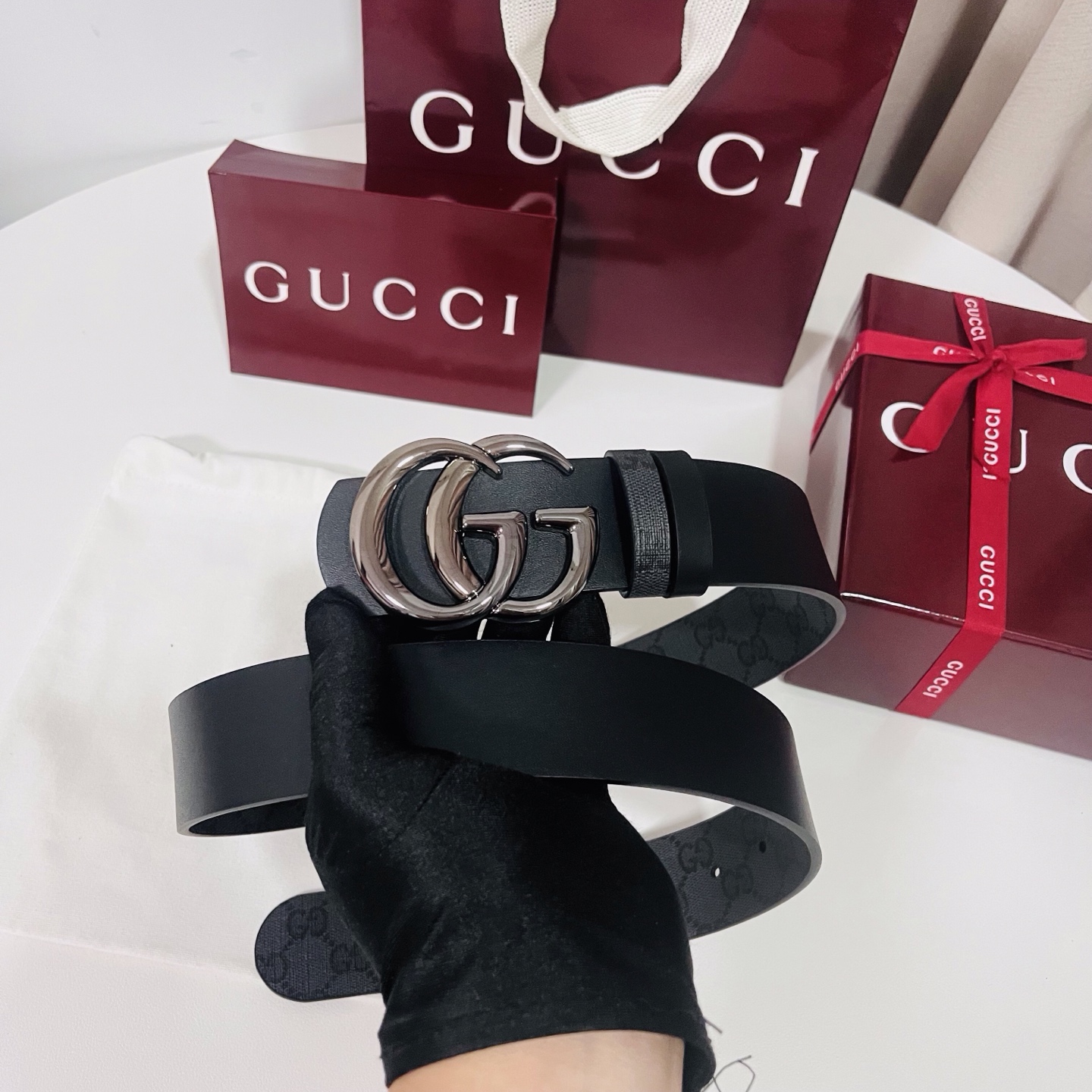 新款 Generation Gucci古驰世代系列深入探索品牌的典藏元素，将不同世代的设计融合为统一的美