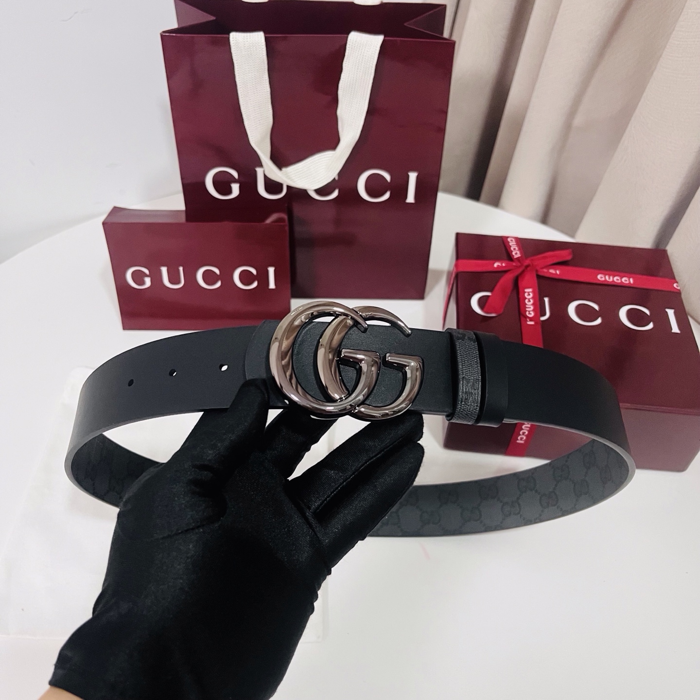 新款 Generation Gucci古驰世代系列深入探索品牌的典藏元素，将不同世代的设计融合为统一的美