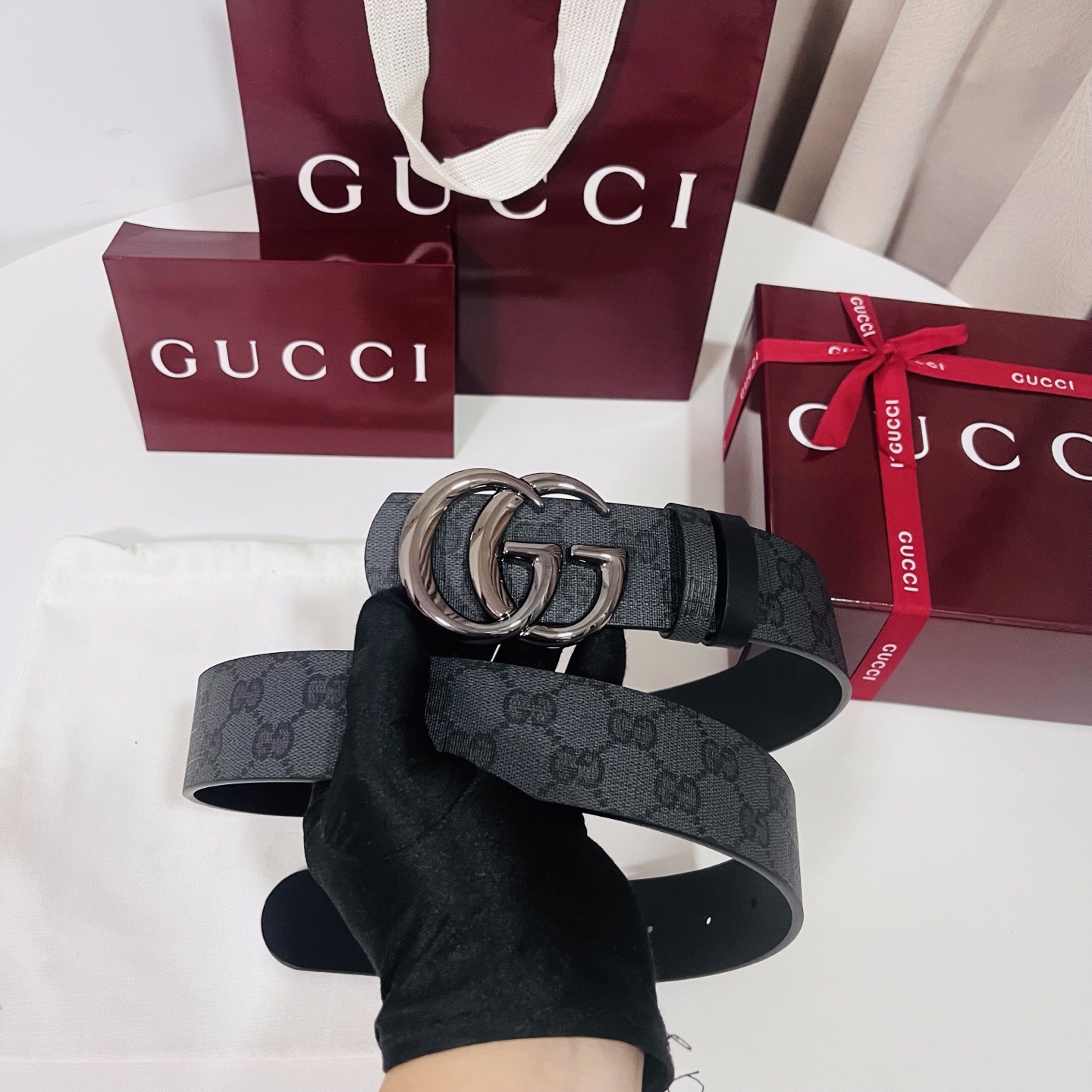 新款 Generation Gucci古驰世代系列深入探索品牌的典藏元素，将不同世代的设计融合为统一的美