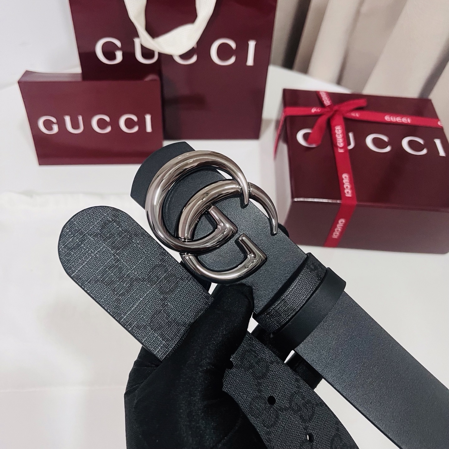 新款 Generation Gucci古驰世代系列深入探索品牌的典藏元素，将不同世代的设计融合为统一的美