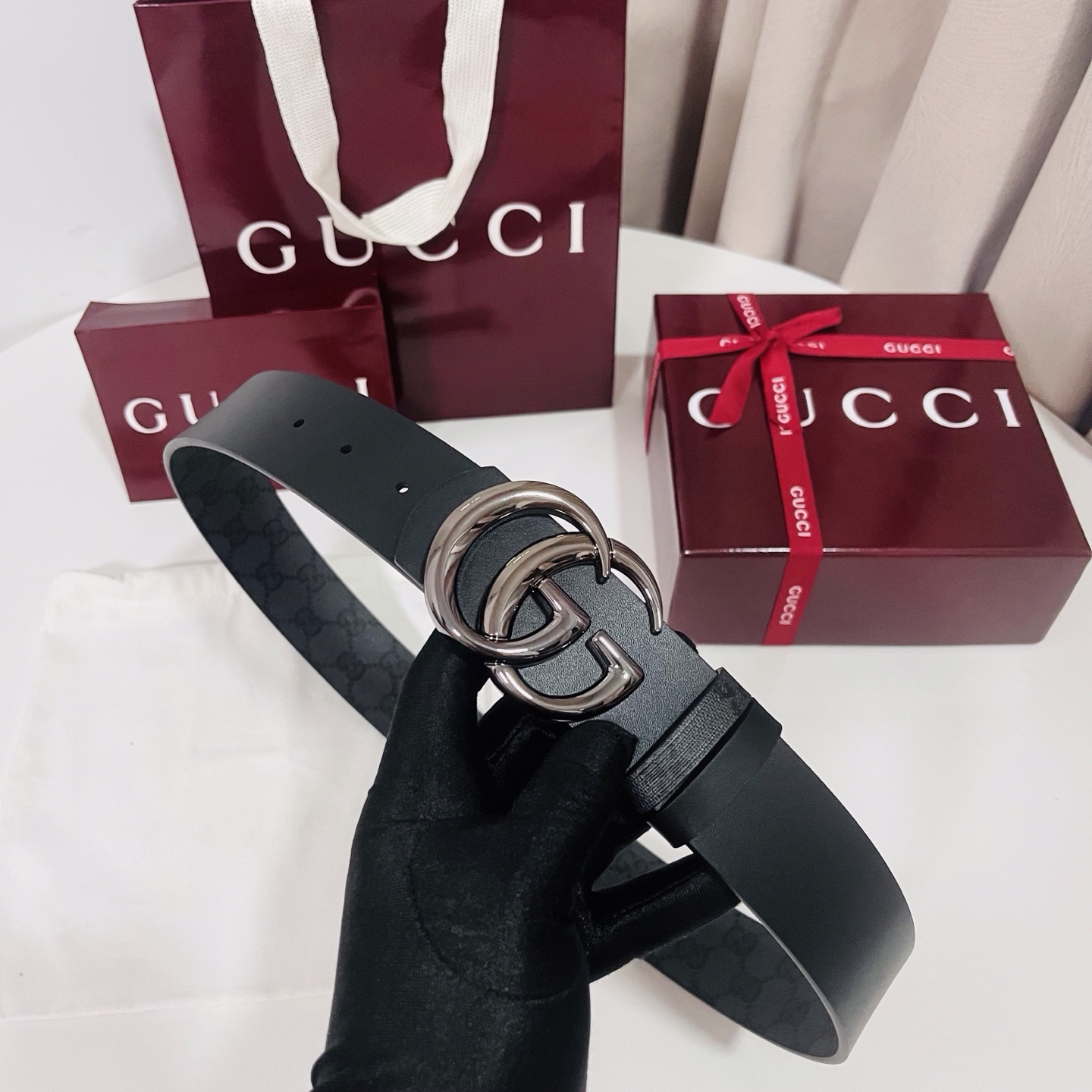 新款 Generation Gucci古驰世代系列深入探索品牌的典藏元素，将不同世代的设计融合为统一的美
