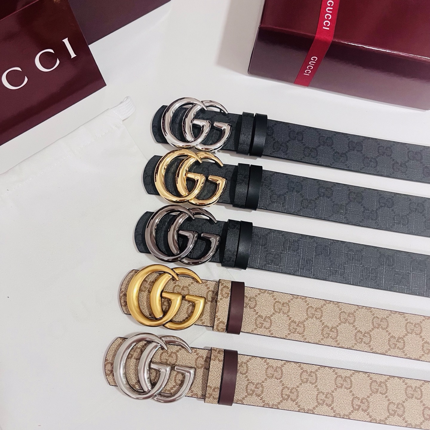 新款 Generation Gucci古驰世代系列深入探索品牌的典藏元素，将不同世代的设计融合为统一的美