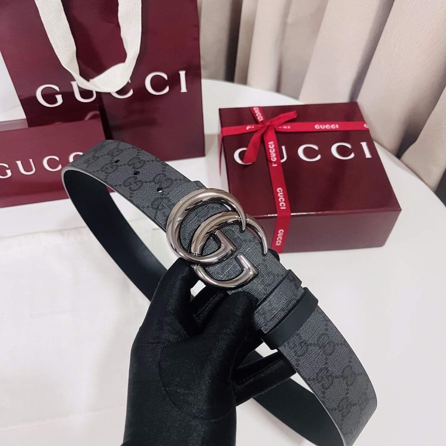 新款 Generation Gucci古驰世代系列深入探索品牌的典藏元素，将不同世代的设计融合为统一的美