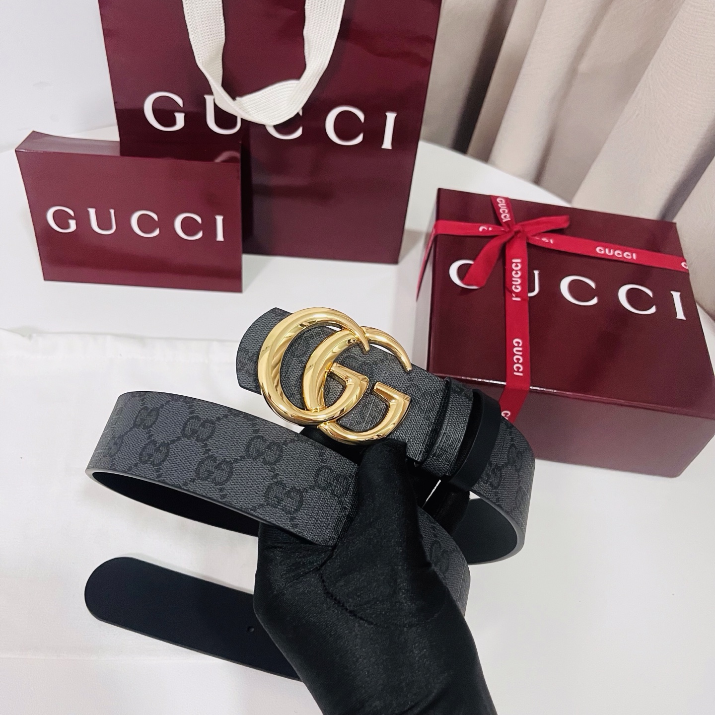 新款 Generation Gucci古驰世代系列深入探索品牌的典藏元素，将不同世代的设计融合为统一的美