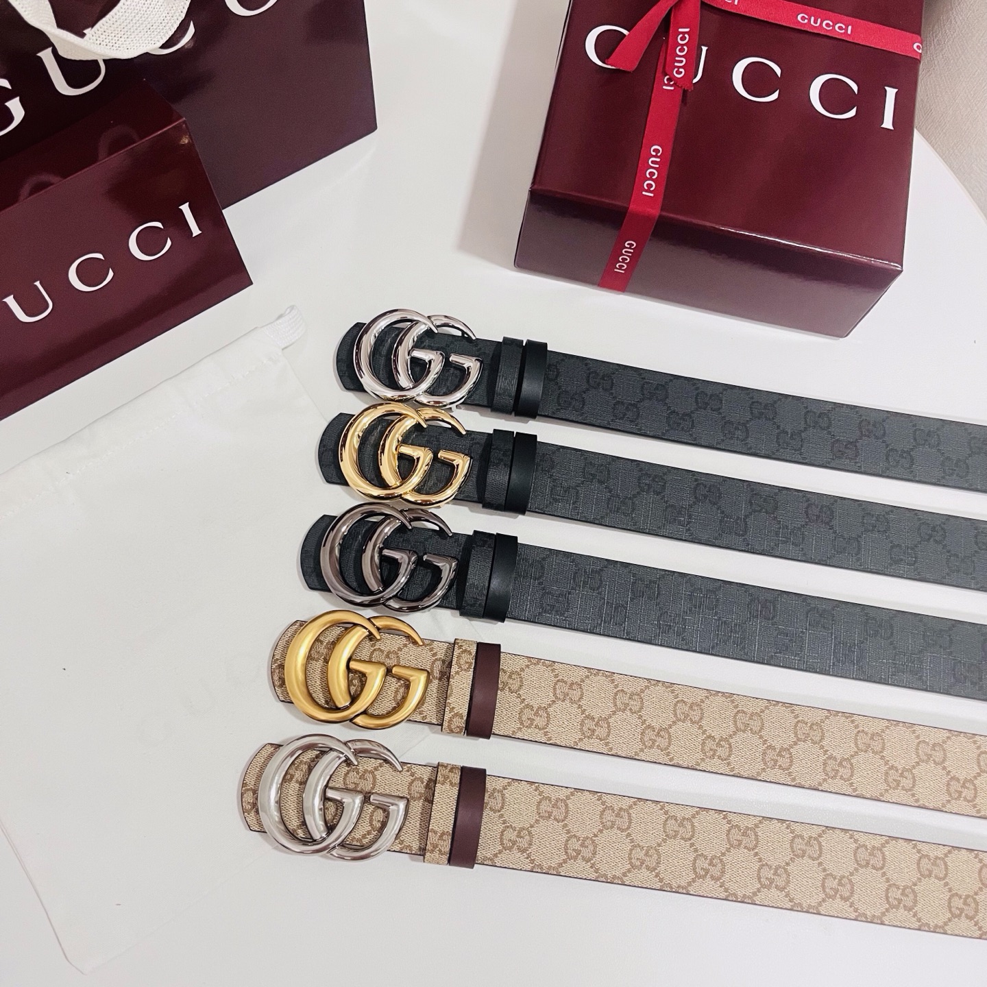 新款 Generation Gucci古驰世代系列深入探索品牌的典藏元素，将不同世代的设计融合为统一的美