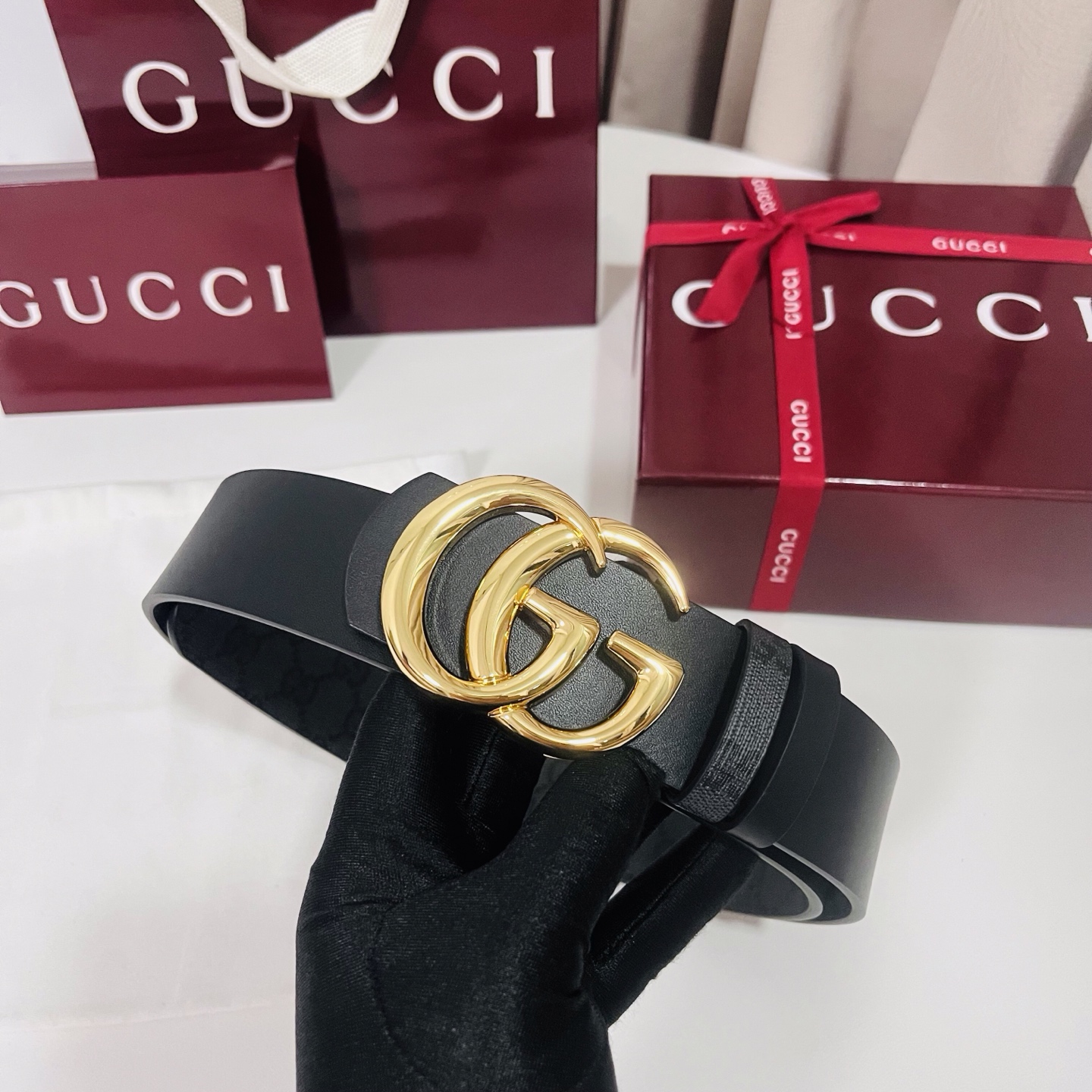 新款 Generation Gucci古驰世代系列深入探索品牌的典藏元素，将不同世代的设计融合为统一的美
