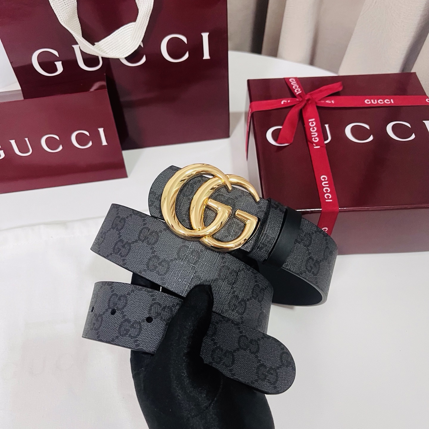 新款 Generation Gucci古驰世代系列深入探索品牌的典藏元素，将不同世代的设计融合为统一的美