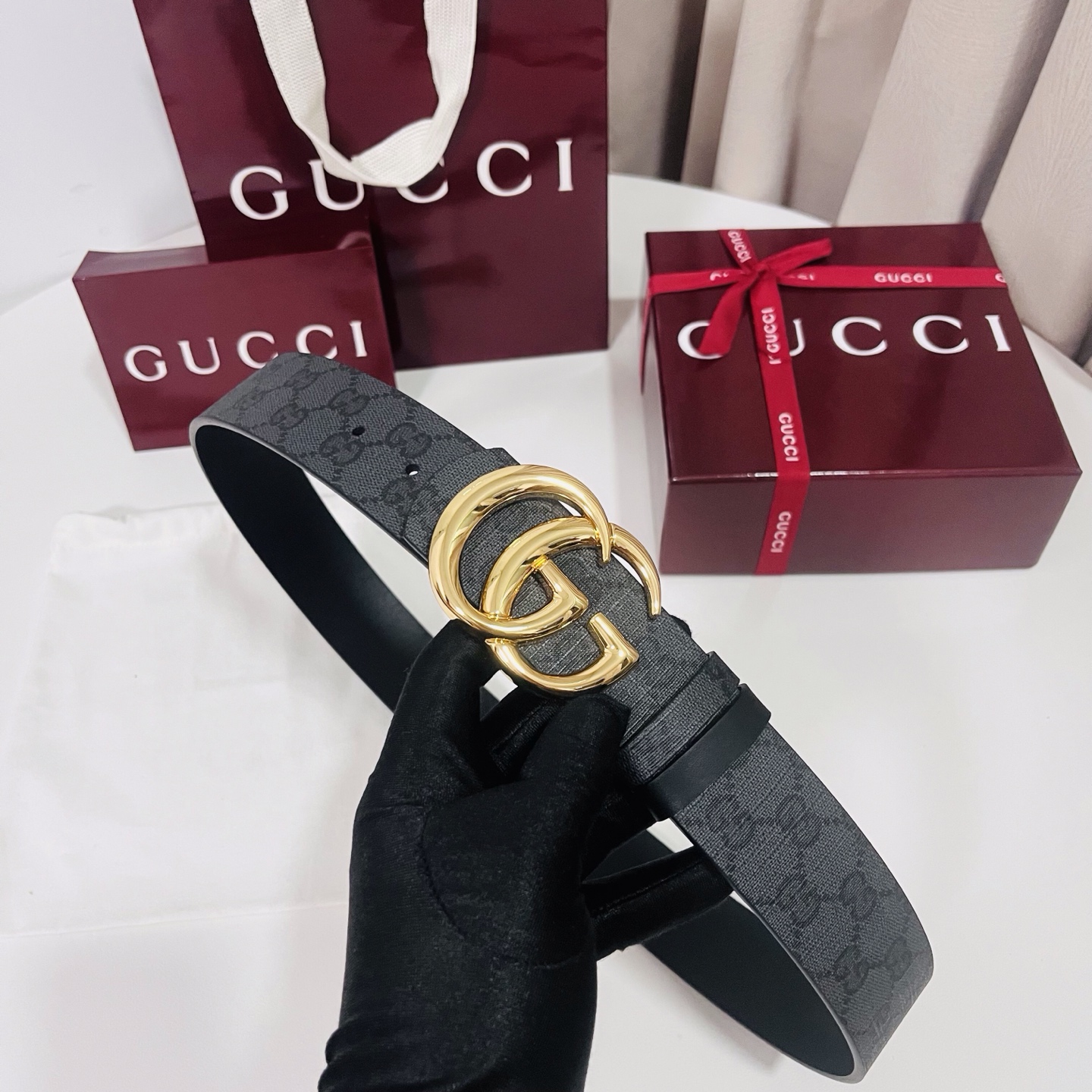 新款 Generation Gucci古驰世代系列深入探索品牌的典藏元素，将不同世代的设计融合为统一的美