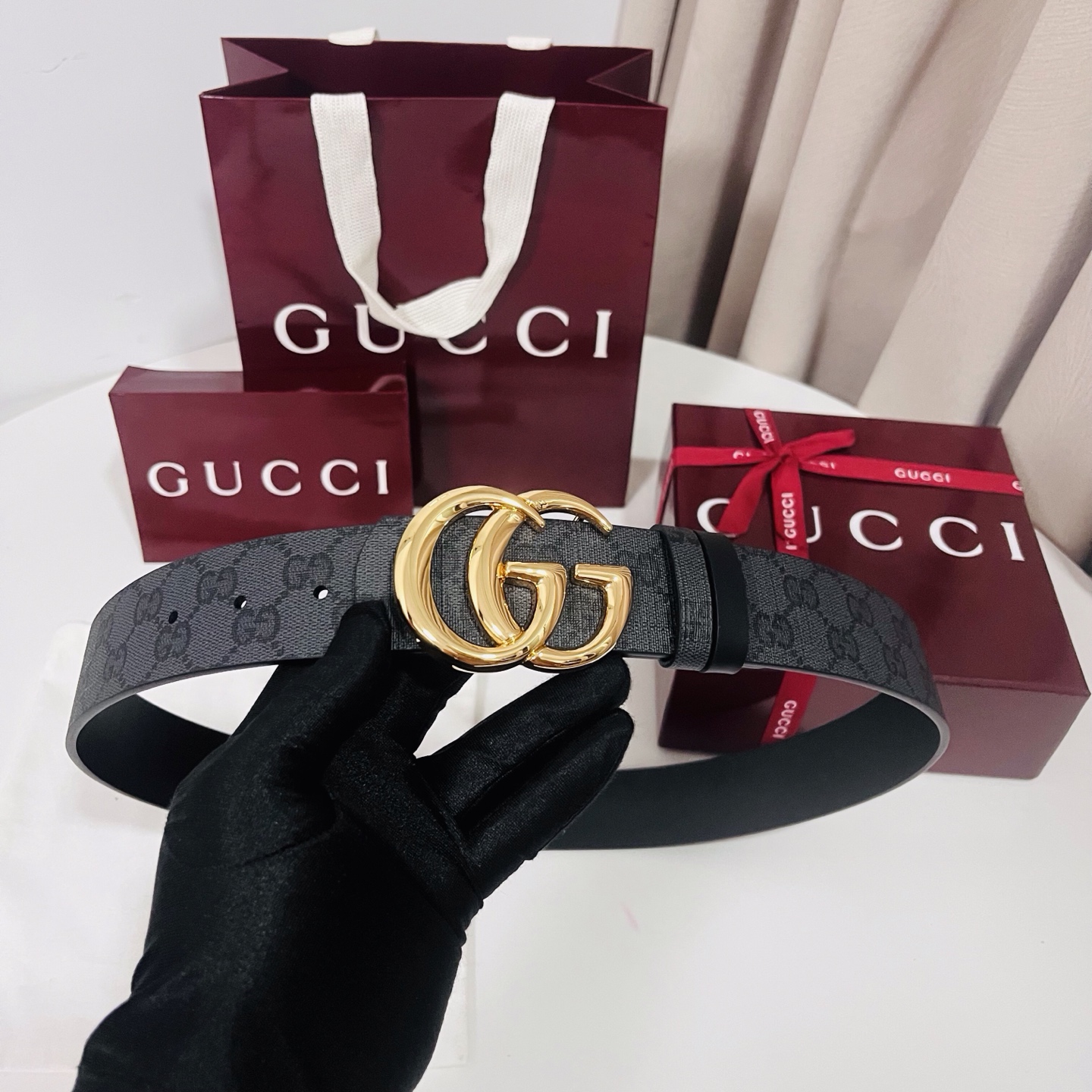 新款 Generation Gucci古驰世代系列深入探索品牌的典藏元素，将不同世代的设计融合为统一的美