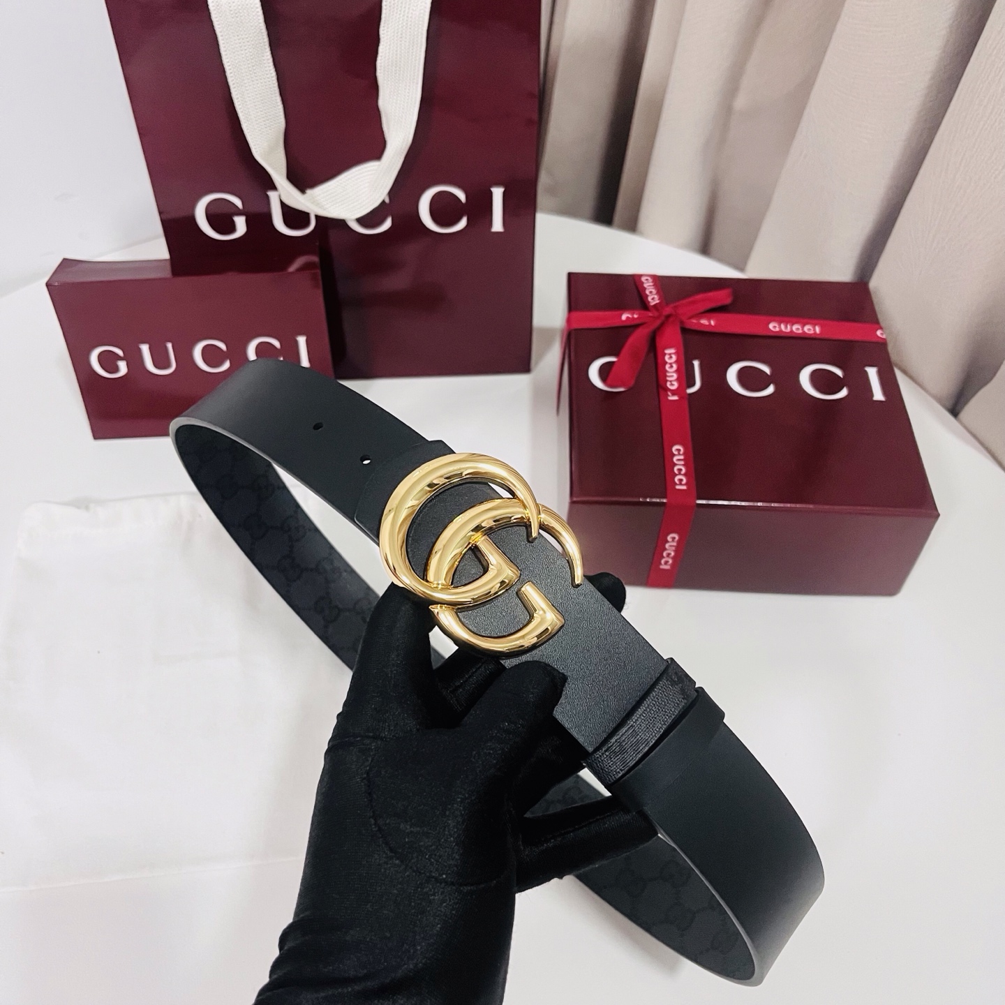 新款 Generation Gucci古驰世代系列深入探索品牌的典藏元素，将不同世代的设计融合为统一的美