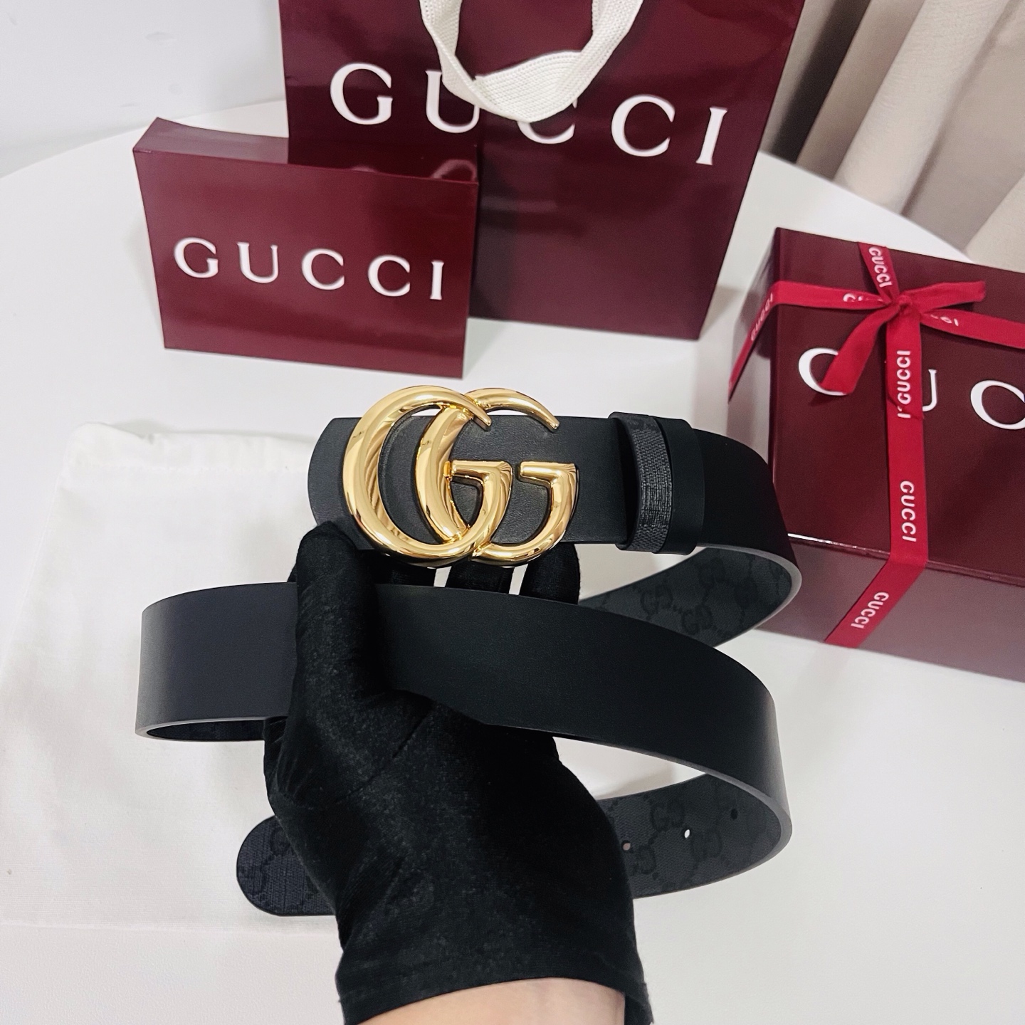 新款 Generation Gucci古驰世代系列深入探索品牌的典藏元素，将不同世代的设计融合为统一的美