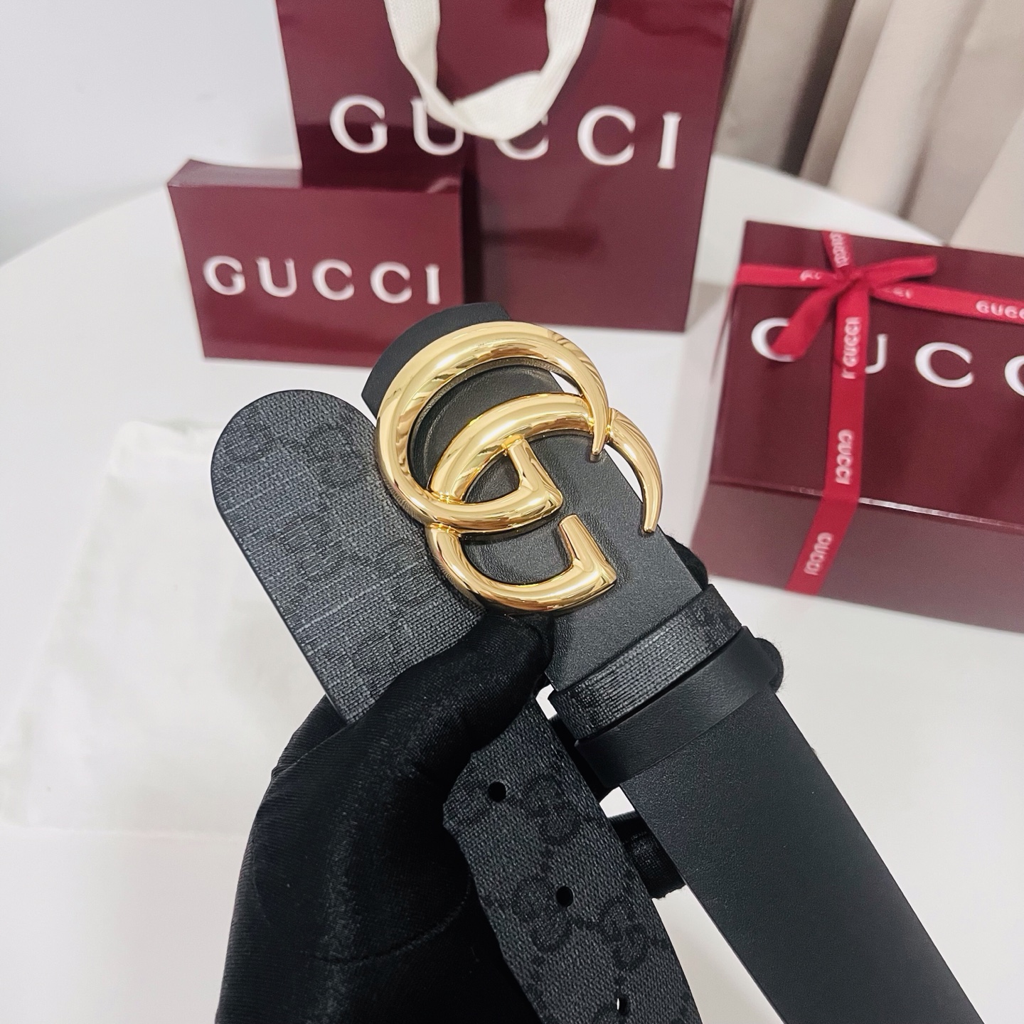 新款 Generation Gucci古驰世代系列深入探索品牌的典藏元素，将不同世代的设计融合为统一的美