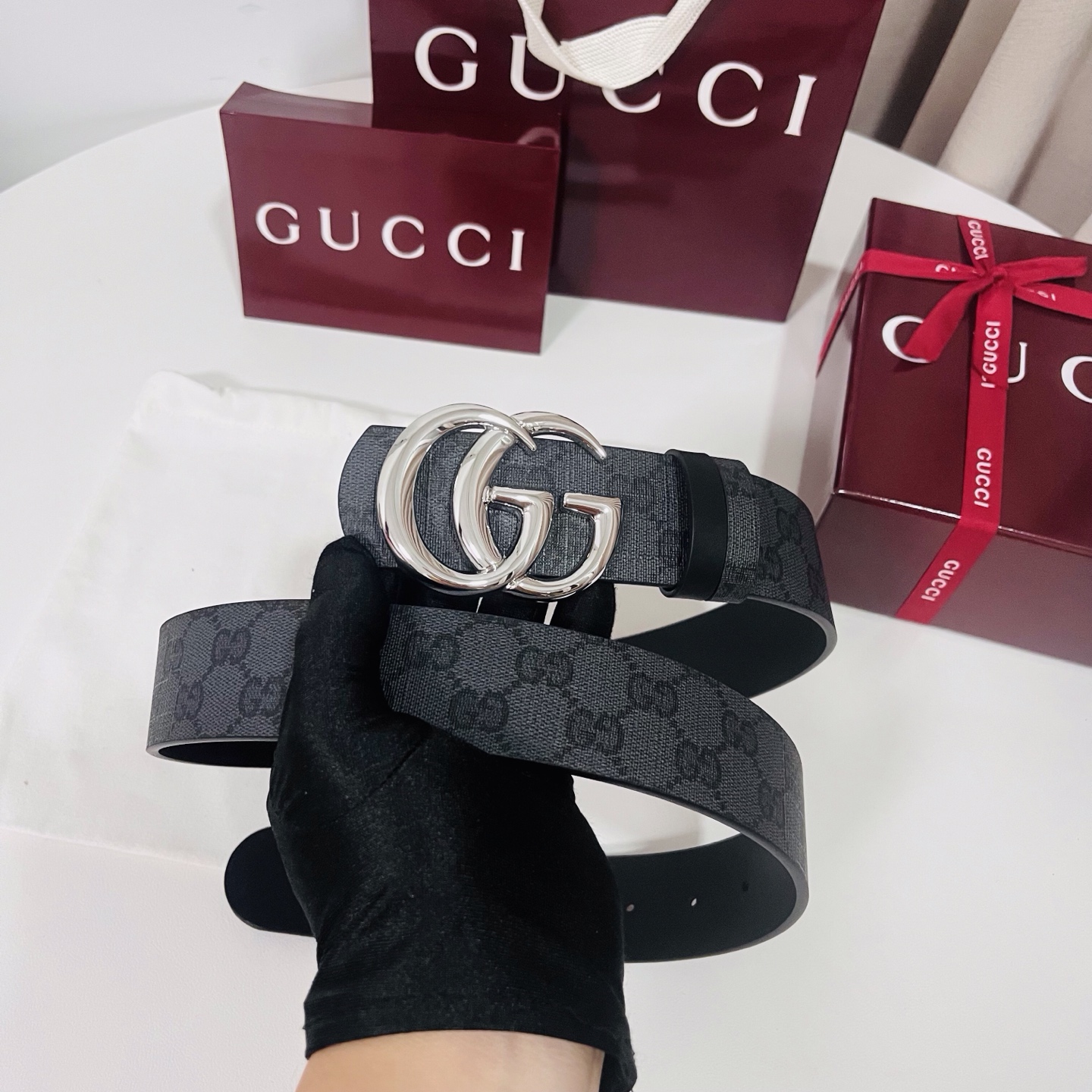新款 Generation Gucci古驰世代系列深入探索品牌的典藏元素，将不同世代的设计融合为统一的美