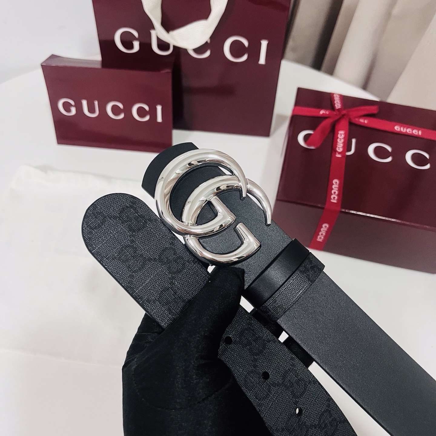 新款 Generation Gucci古驰世代系列深入探索品牌的典藏元素，将不同世代的设计融合为统一的美