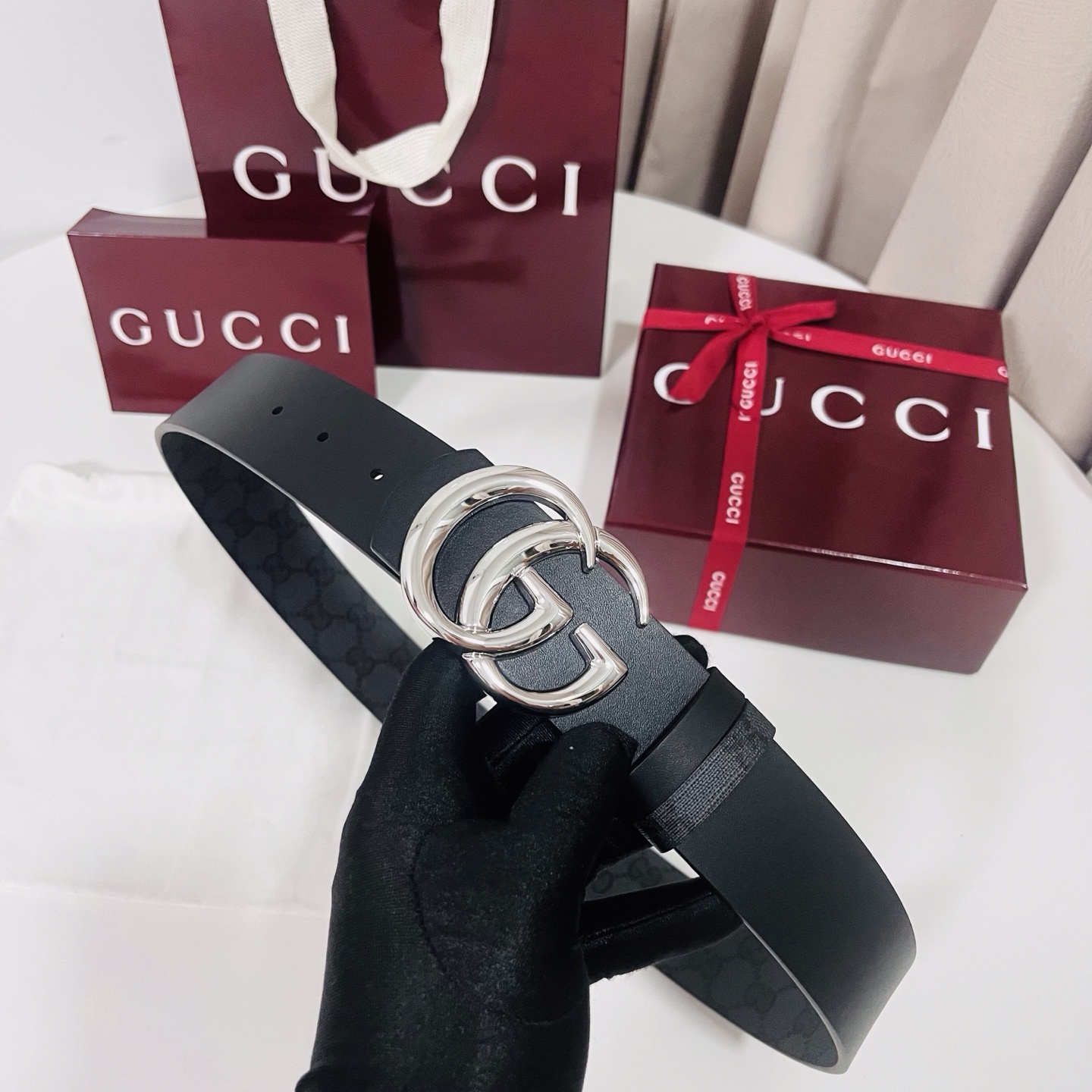 新款 Generation Gucci古驰世代系列深入探索品牌的典藏元素，将不同世代的设计融合为统一的美