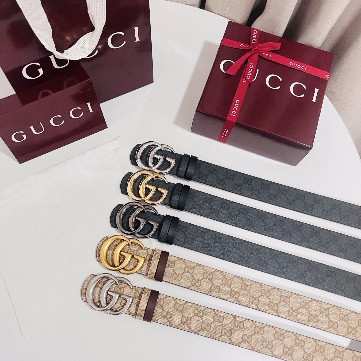 新款 Generation Gucci古驰世代系列深入探索品牌的典藏元素，将不同世代的设计融合为统一的美