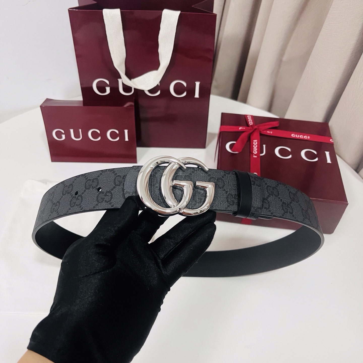 新款 Generation Gucci古驰世代系列深入探索品牌的典藏元素，将不同世代的设计融合为统一的美