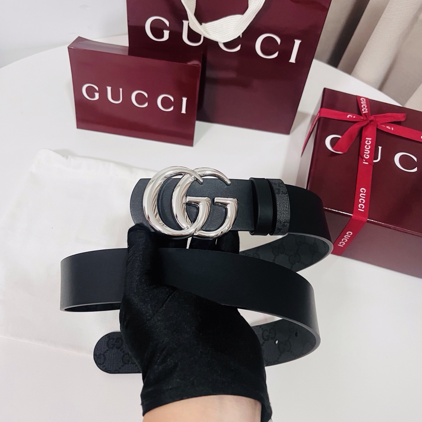 新款 Generation Gucci古驰世代系列深入探索品牌的典藏元素，将不同世代的设计融合为统一的美