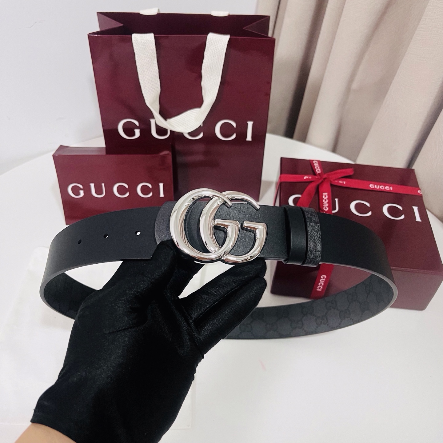新款 Generation Gucci古驰世代系列深入探索品牌的典藏元素，将不同世代的设计融合为统一的美