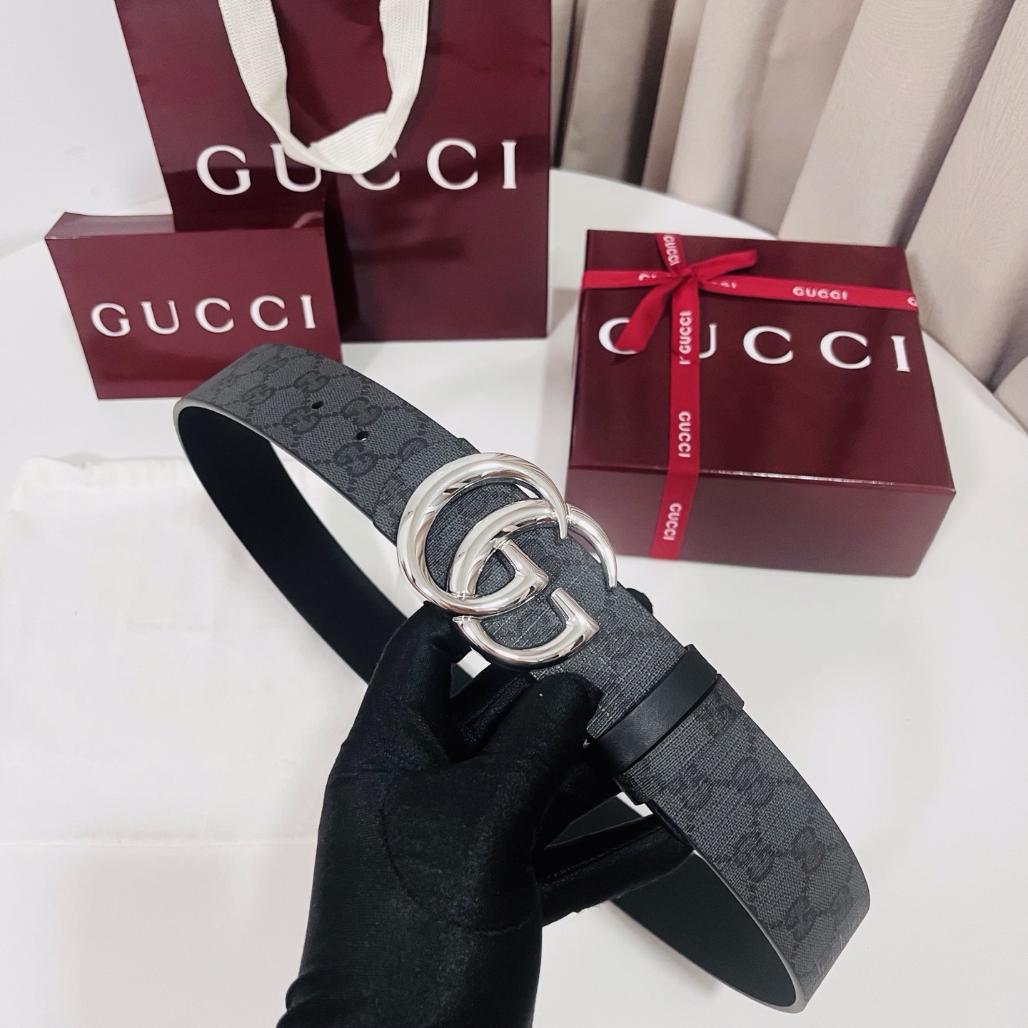 新款 Generation Gucci古驰世代系列深入探索品牌的典藏元素，将不同世代的设计融合为统一的美