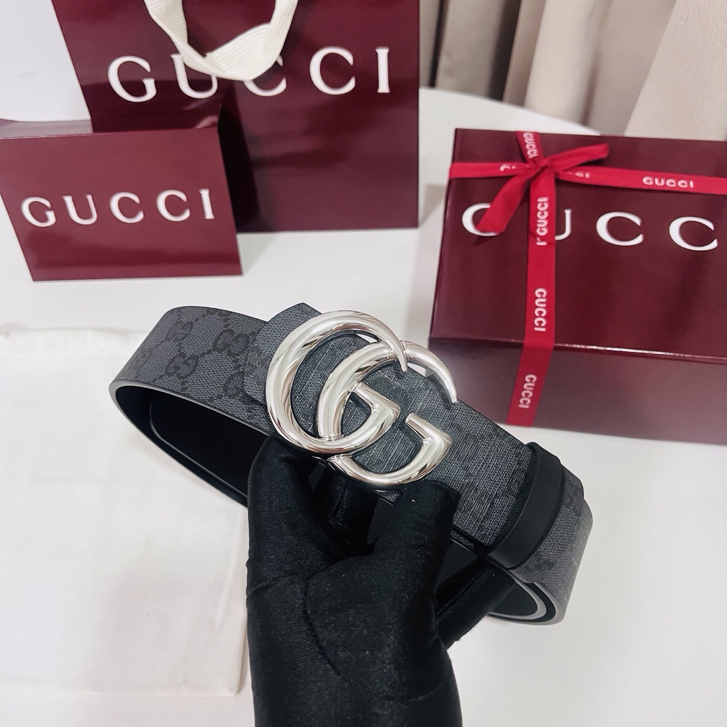 新款 Generation Gucci古驰世代系列深入探索品牌的典藏元素，将不同世代的设计融合为统一的美