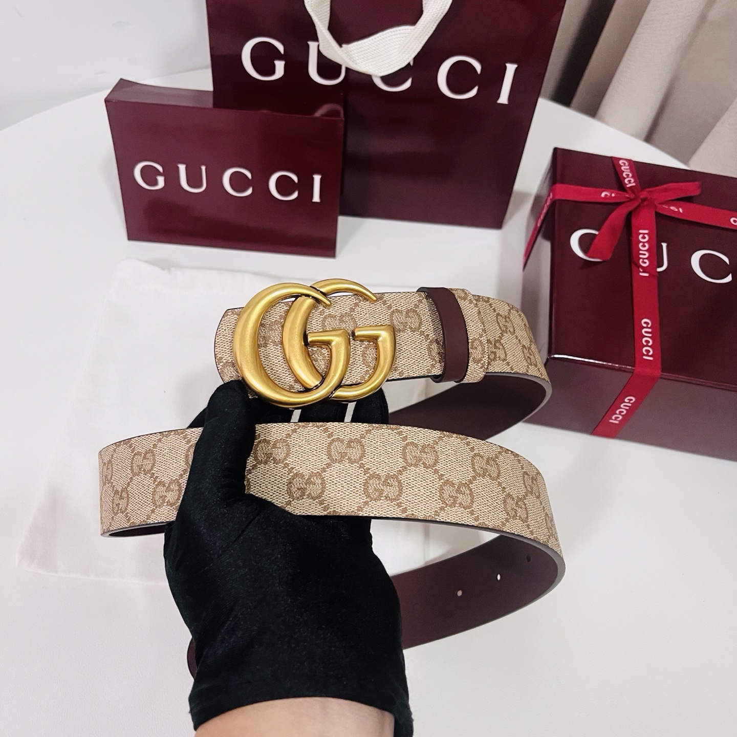 新款 Generation Gucci古驰世代系列深入探索品牌的典藏元素，将不同世代的设计融合为统一的美