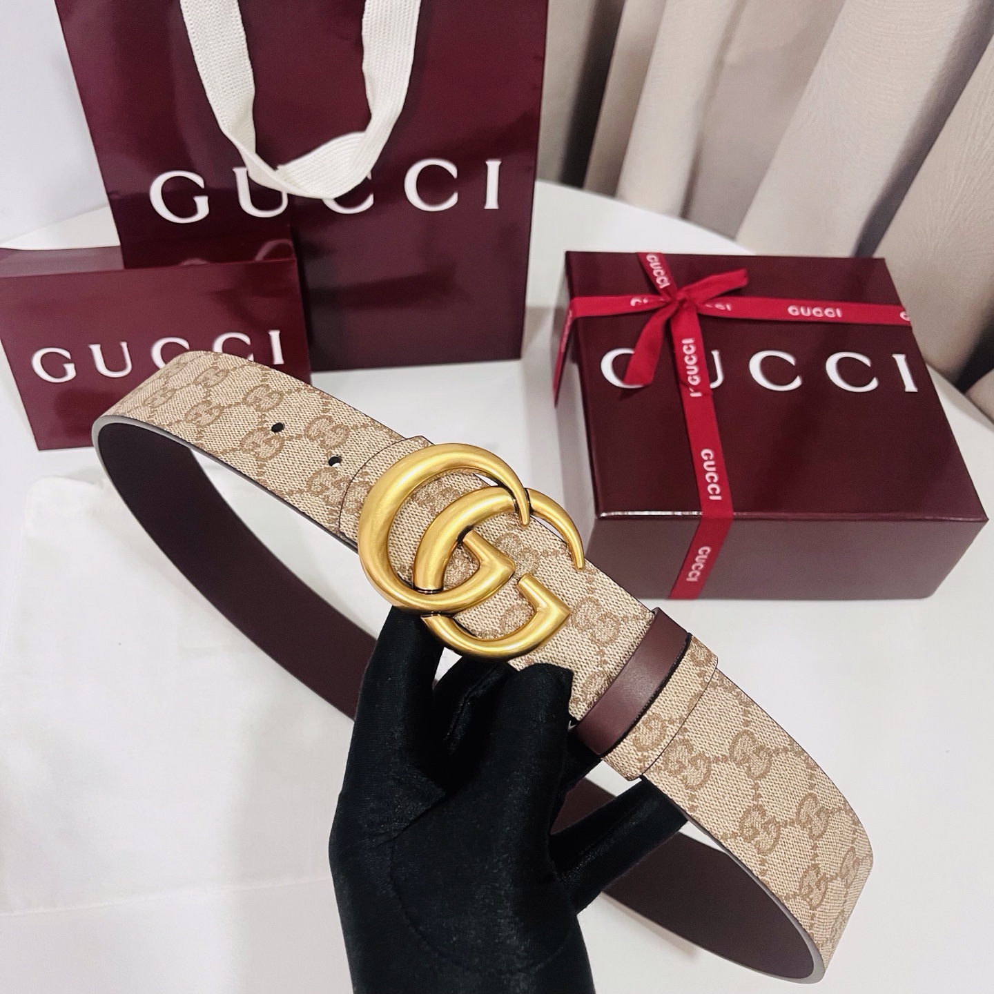 新款 Generation Gucci古驰世代系列深入探索品牌的典藏元素，将不同世代的设计融合为统一的美