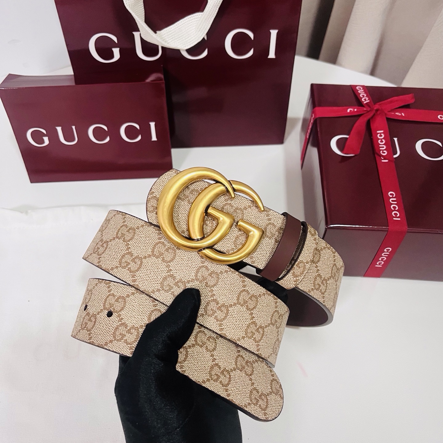 新款 Generation Gucci古驰世代系列深入探索品牌的典藏元素，将不同世代的设计融合为统一的美