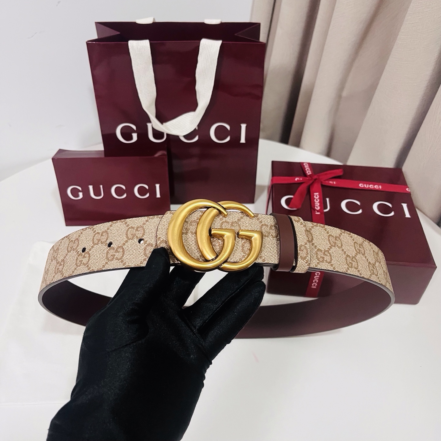 新款 Generation Gucci古驰世代系列深入探索品牌的典藏元素，将不同世代的设计融合为统一的美