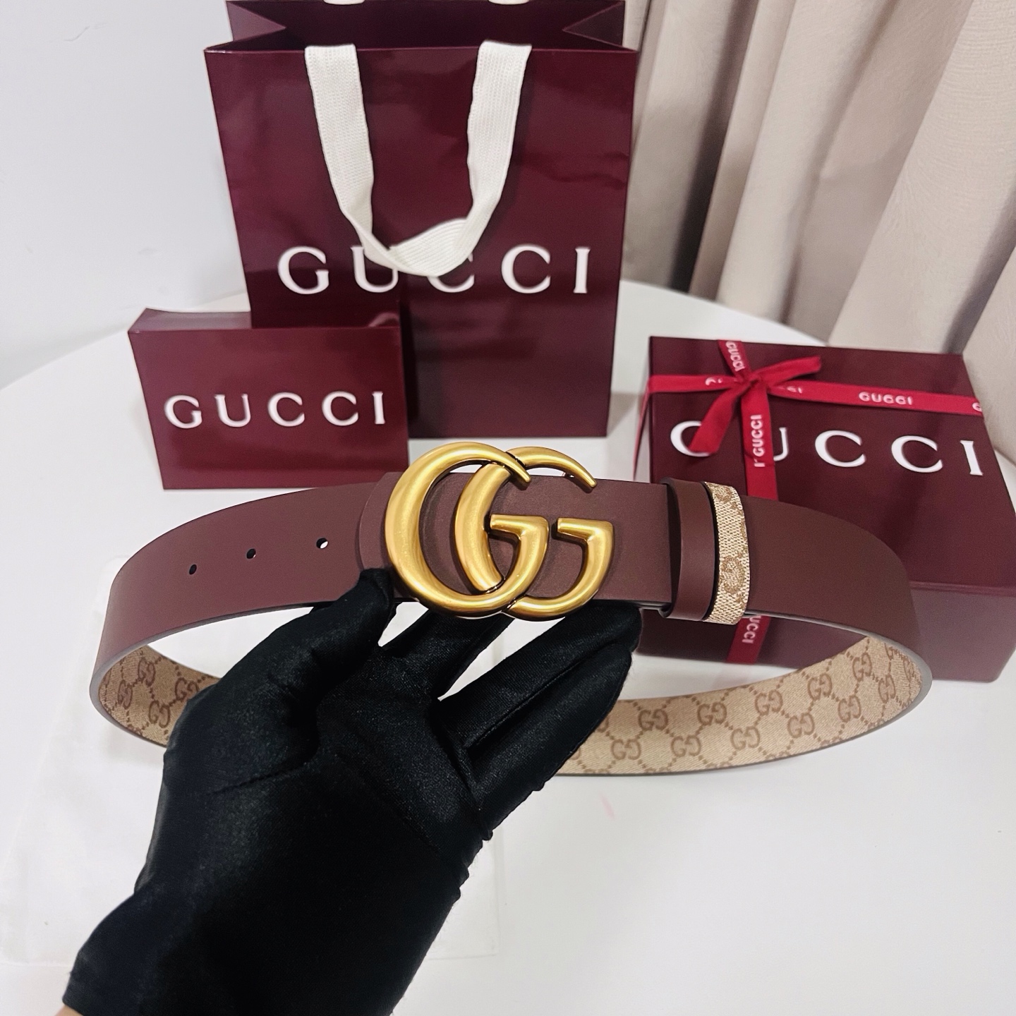 新款 Generation Gucci古驰世代系列深入探索品牌的典藏元素，将不同世代的设计融合为统一的美