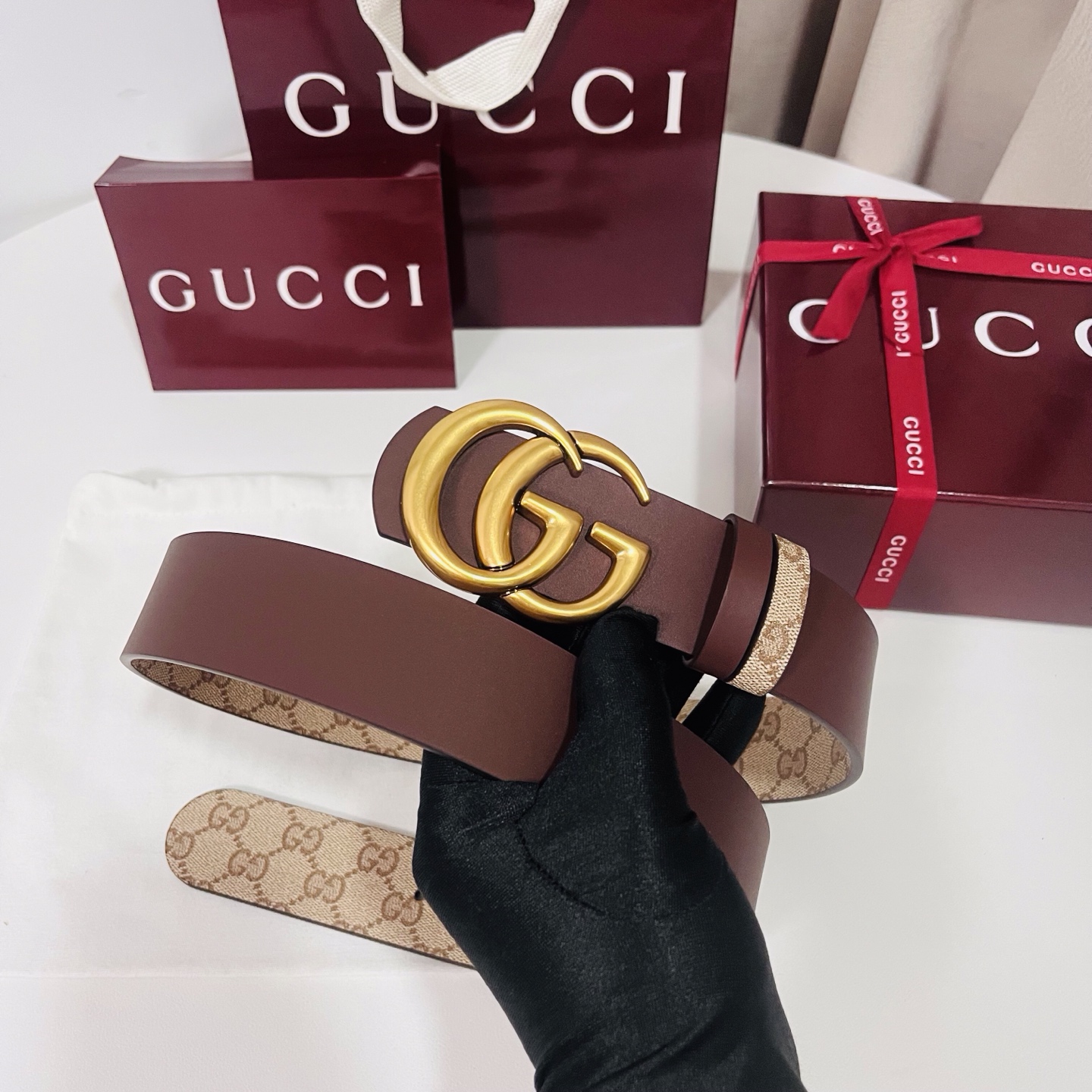 新款 Generation Gucci古驰世代系列深入探索品牌的典藏元素，将不同世代的设计融合为统一的美