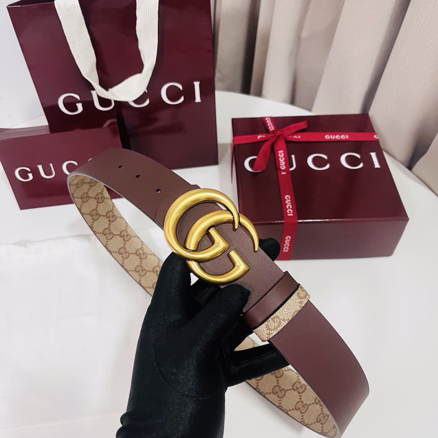 新款 Generation Gucci古驰世代系列深入探索品牌的典藏元素，将不同世代的设计融合为统一的美