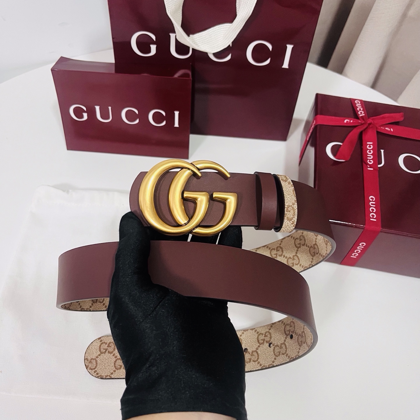 新款 Generation Gucci古驰世代系列深入探索品牌的典藏元素，将不同世代的设计融合为统一的美