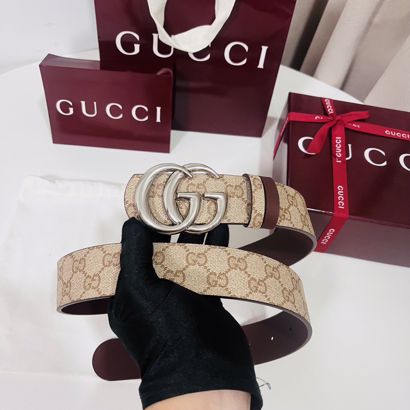 新款 Generation Gucci古驰世代系列深入探索品牌的典藏元素，将不同世代的设计融合为统一的美