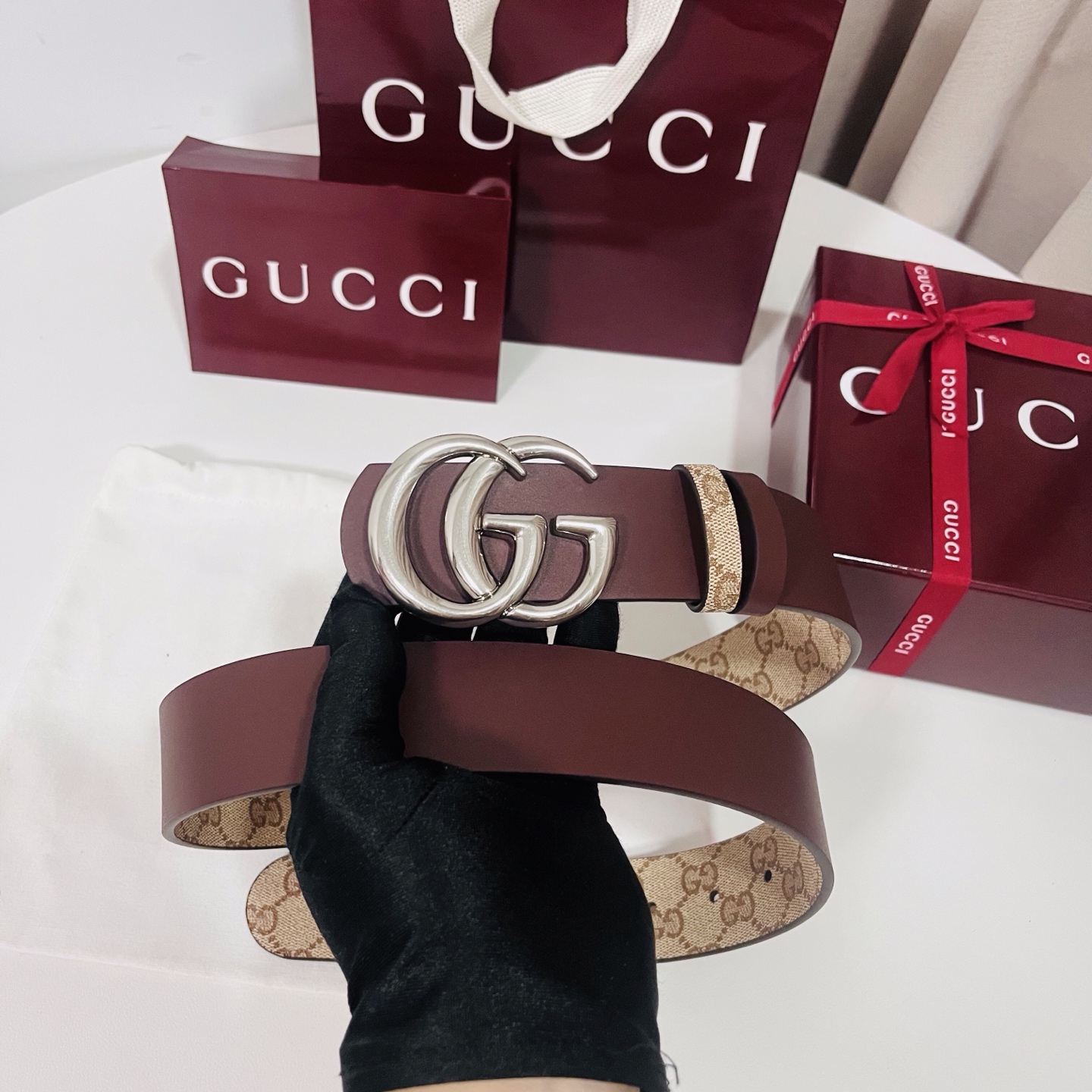 新款 Generation Gucci古驰世代系列深入探索品牌的典藏元素，将不同世代的设计融合为统一的美