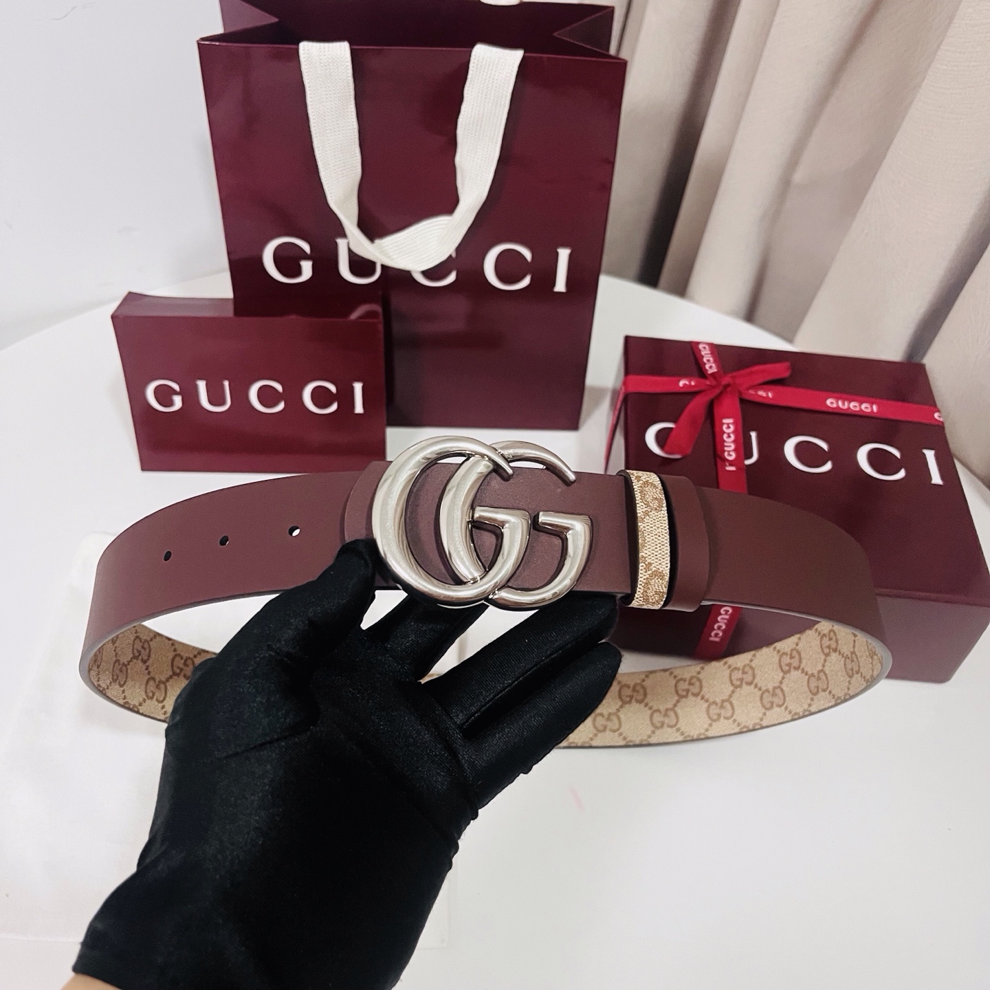 新款 Generation Gucci古驰世代系列深入探索品牌的典藏元素，将不同世代的设计融合为统一的美