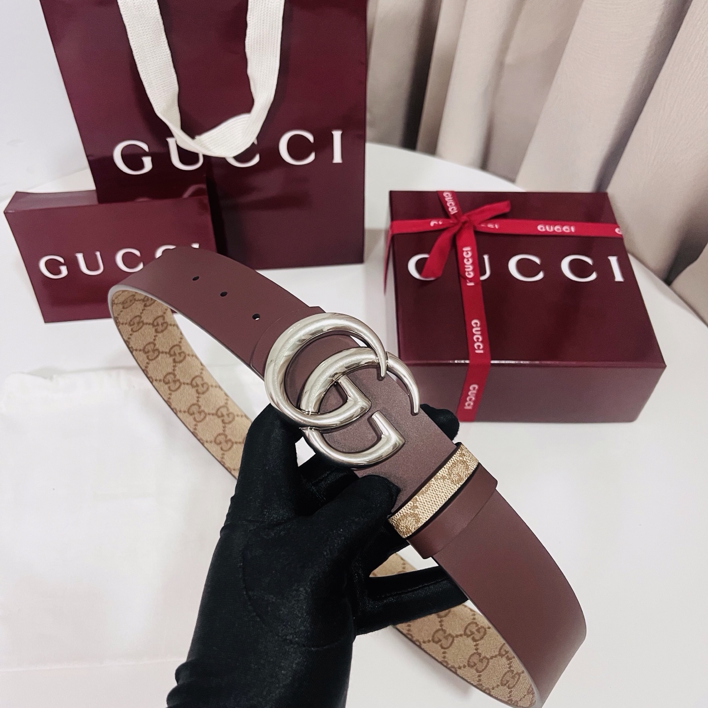 新款 Generation Gucci古驰世代系列深入探索品牌的典藏元素，将不同世代的设计融合为统一的美