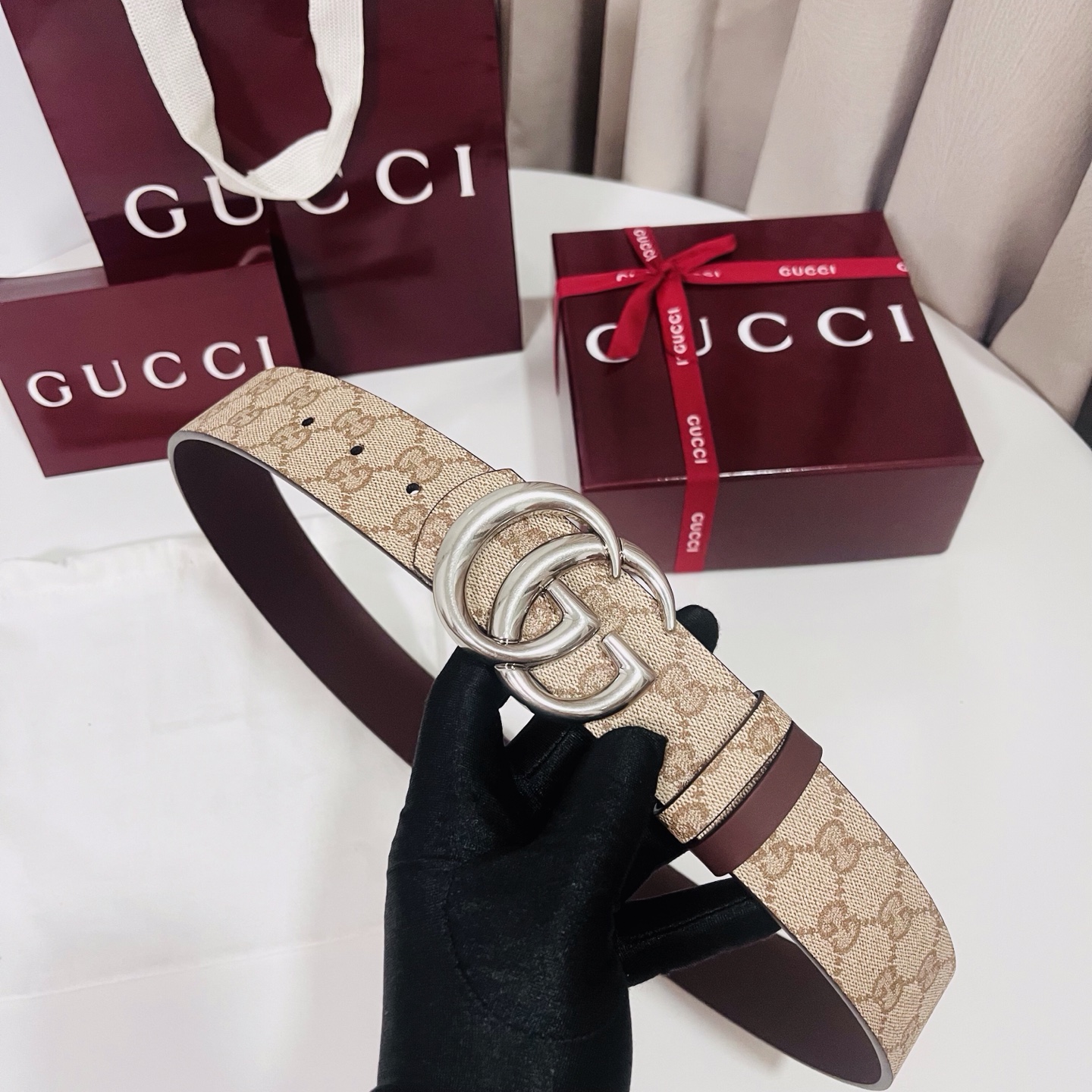 NO:882638,Original order The new Generation Gucci Gucci Generation series delves into the brand's archive elements, blending the designs of different generations into a unified aesthetic narrative. This double-sided belt is equipped with the iconic interlocking Double G buckle, and the modified silhouette adds a unique simple style to the design, 4.0cm, belt, gucci, gucci19860909原单 新款 Generation Gucci古驰世代系列深入探索品牌的典藏元素,将不同世代的设计融合为统一的美学叙事.这款双面腰带配有标志性互扣式双G带扣,经过修饰的轮廓为设计增添了独特的简约风格,4.0cm,皮带,gucci,gucci,Belt