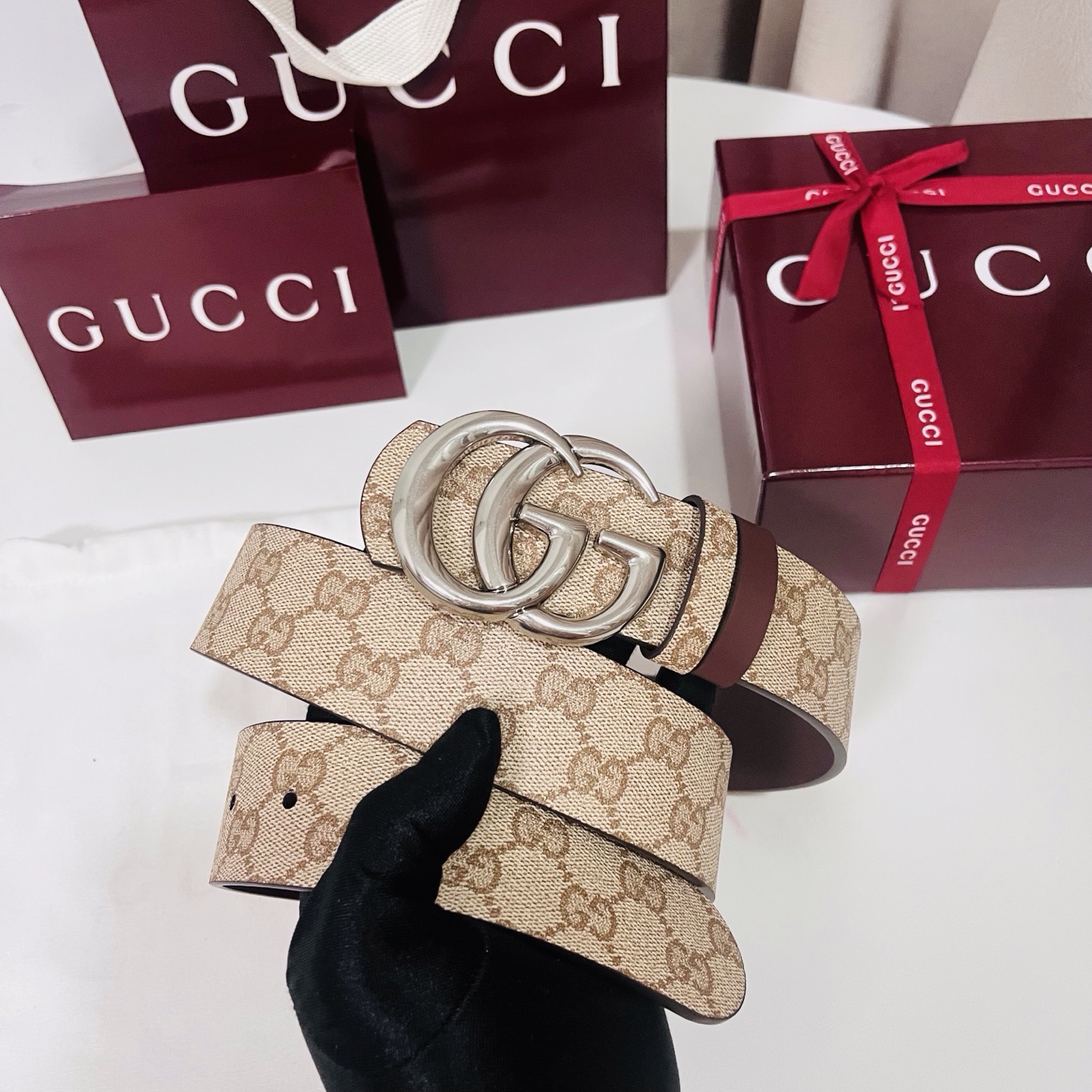 新款 Generation Gucci古驰世代系列深入探索品牌的典藏元素，将不同世代的设计融合为统一的美