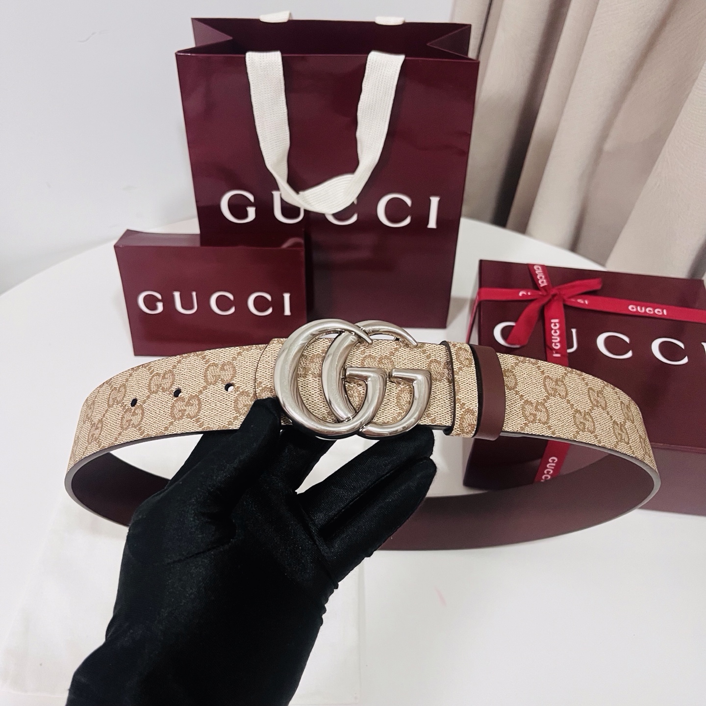 新款 Generation Gucci古驰世代系列深入探索品牌的典藏元素，将不同世代的设计融合为统一的美