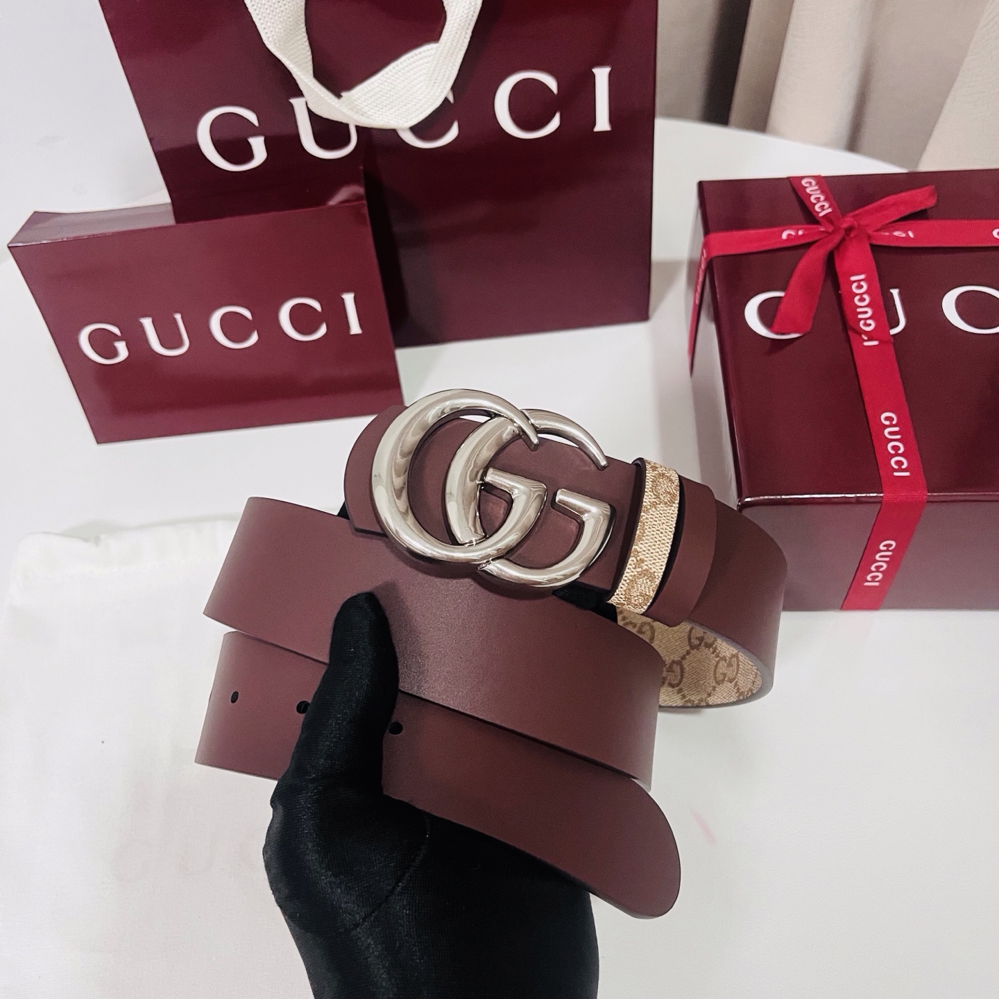新款 Generation Gucci古驰世代系列深入探索品牌的典藏元素，将不同世代的设计融合为统一的美