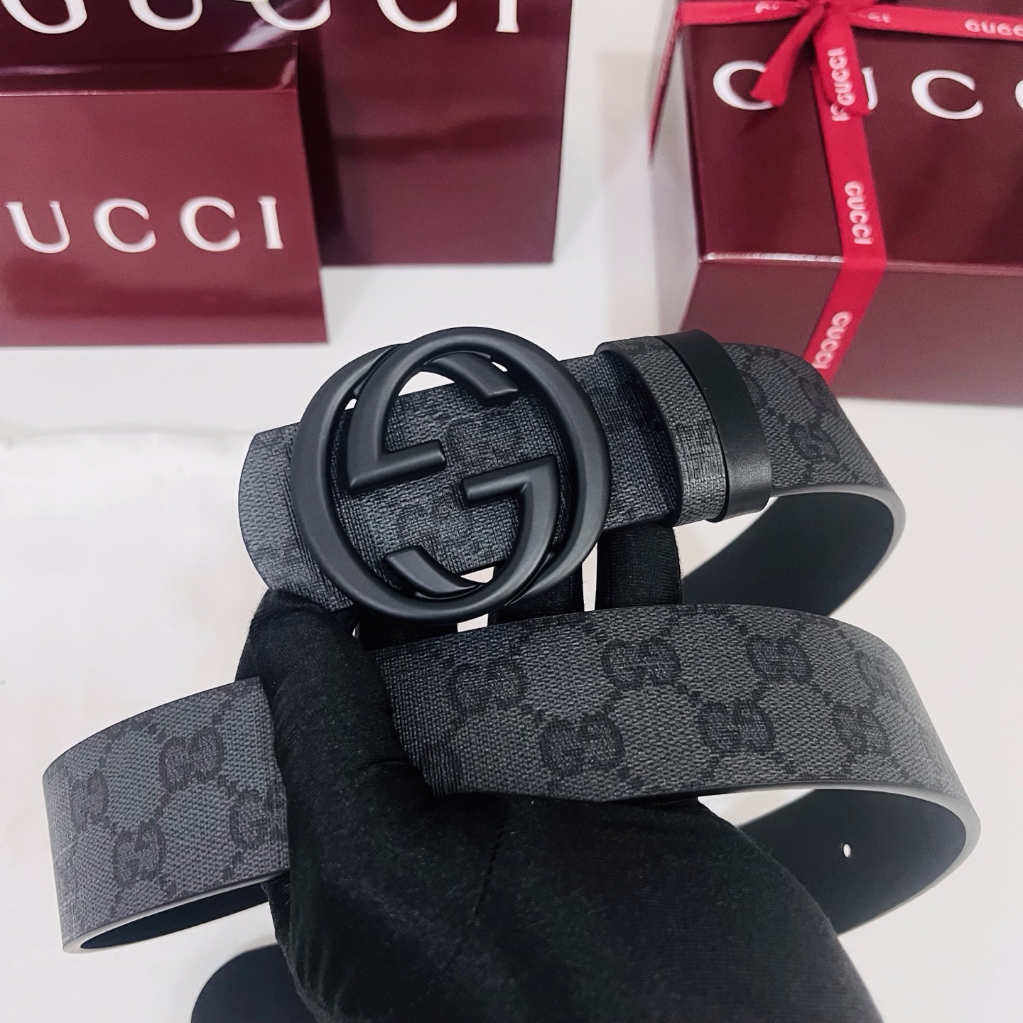 新款 Generation Gucci古驰世代系列深入探索品牌的典藏元素，将不同世代的设计融合为统一的美