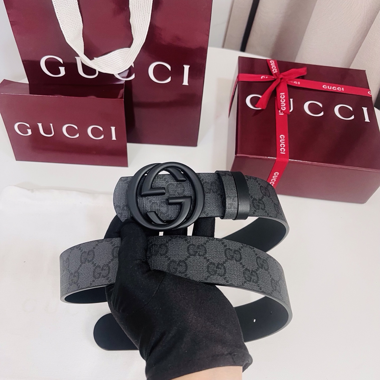 新款 Generation Gucci古驰世代系列深入探索品牌的典藏元素，将不同世代的设计融合为统一的美